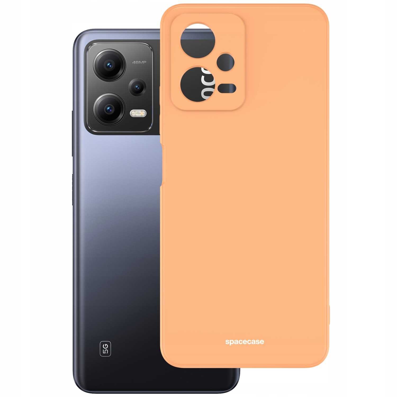Na obrazie widoczne jest pomarańczowe silikonowe etui z wycięciami na aparat i logo \'spacecase\'. Obok znajduje się smartfon z trzema obiektywami aparatu i napisem \'5G\'.