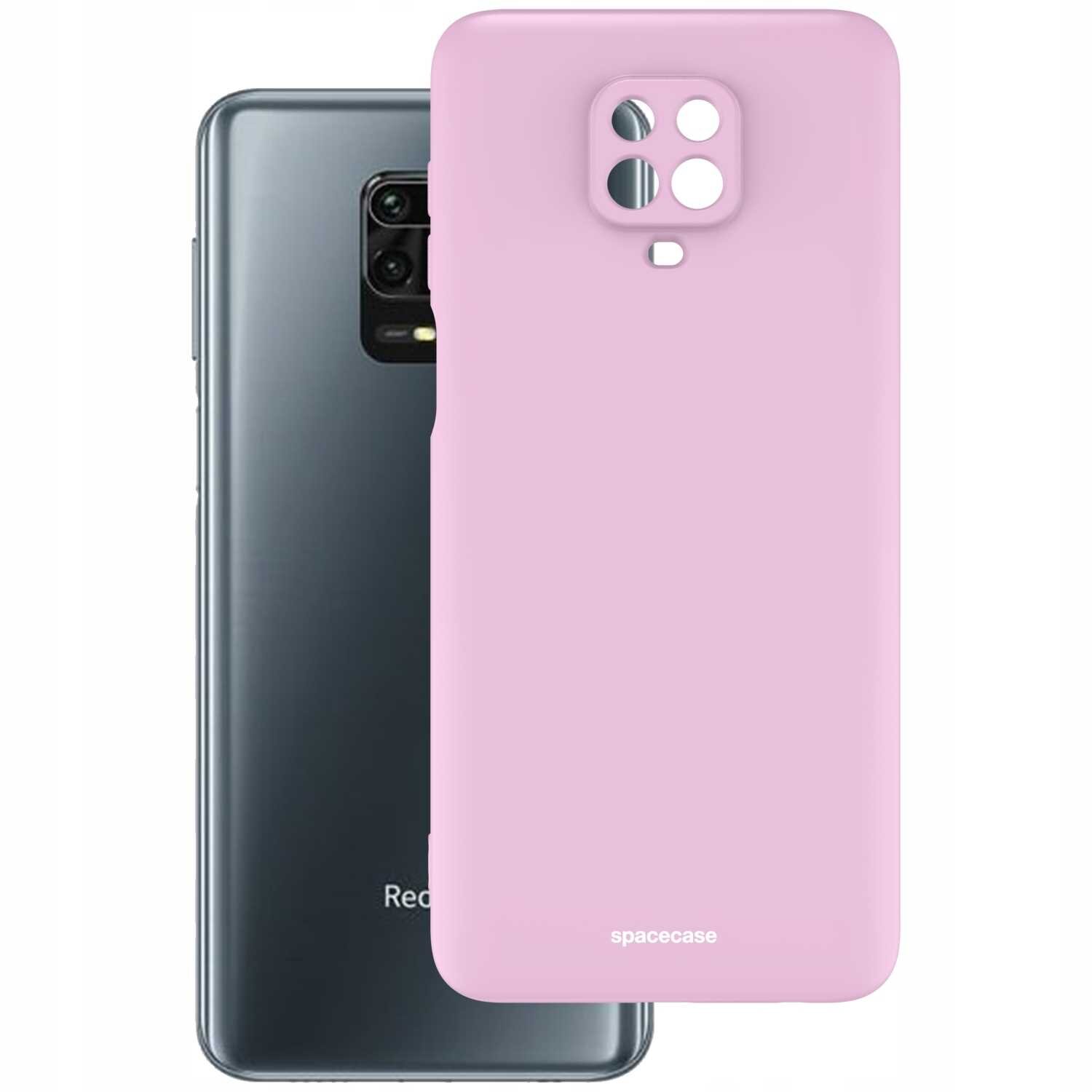 Na obrazie widoczne jest różowe silikonowe etui z wycięciami na aparat i logo \'spacecase\'. W tle znajduje się ciemnoszary smartfon z widocznym aparatem i logo \'Redmi\'.