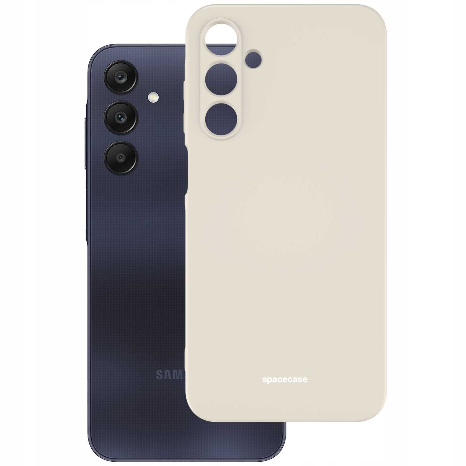 Na obrazie widoczne jest beżowe silikonowe etui z wycięciami na aparat i logo \'spacecase\'. W tle znajduje się ciemny telefon z trzema obiektywami aparatu i logo \'SAMSUNG\'.
