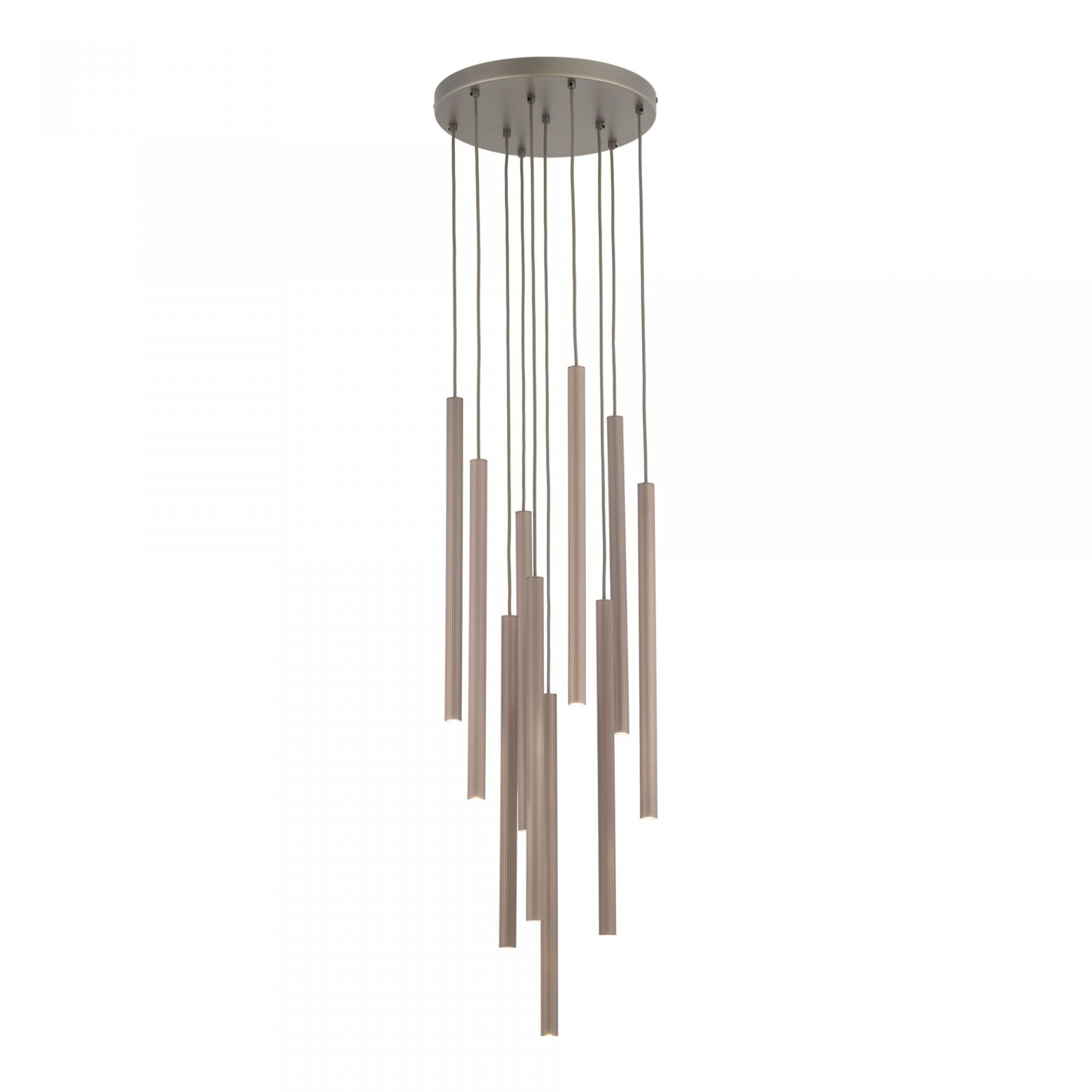 Lampa wisząca z kilkoma długimi, wąskimi elementami w kolorze brązowym, zawieszonymi na cienkich przewodach z okrągłej podstawy sufitowej. Styl industrialny, elegancki design.