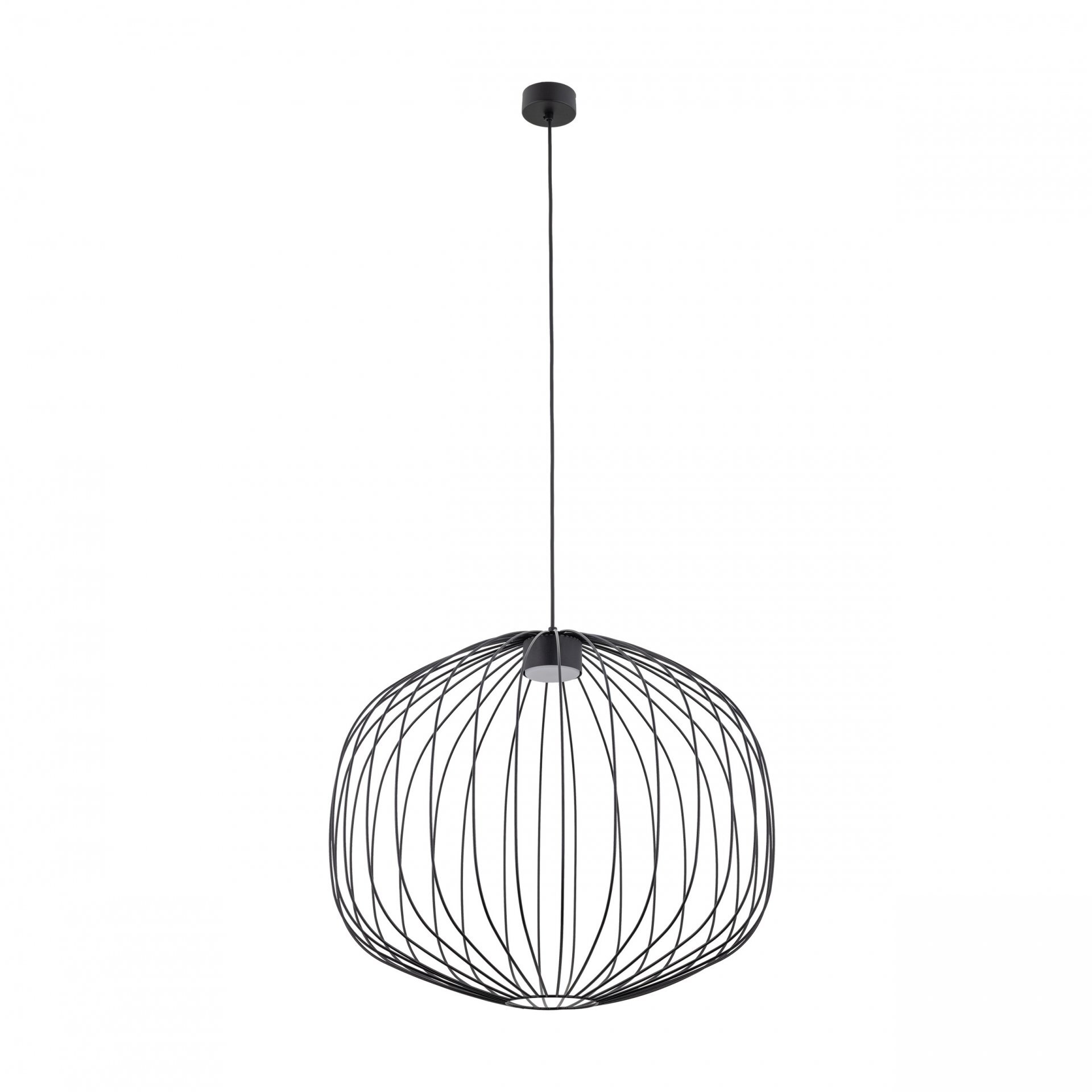 Czarna lampa wisząca o nowoczesnym designie, składająca się z metalowych prętów tworzących kulisty kształt. Lampa jest zawieszona na cienkim przewodzie z okrągłą podsufitką.