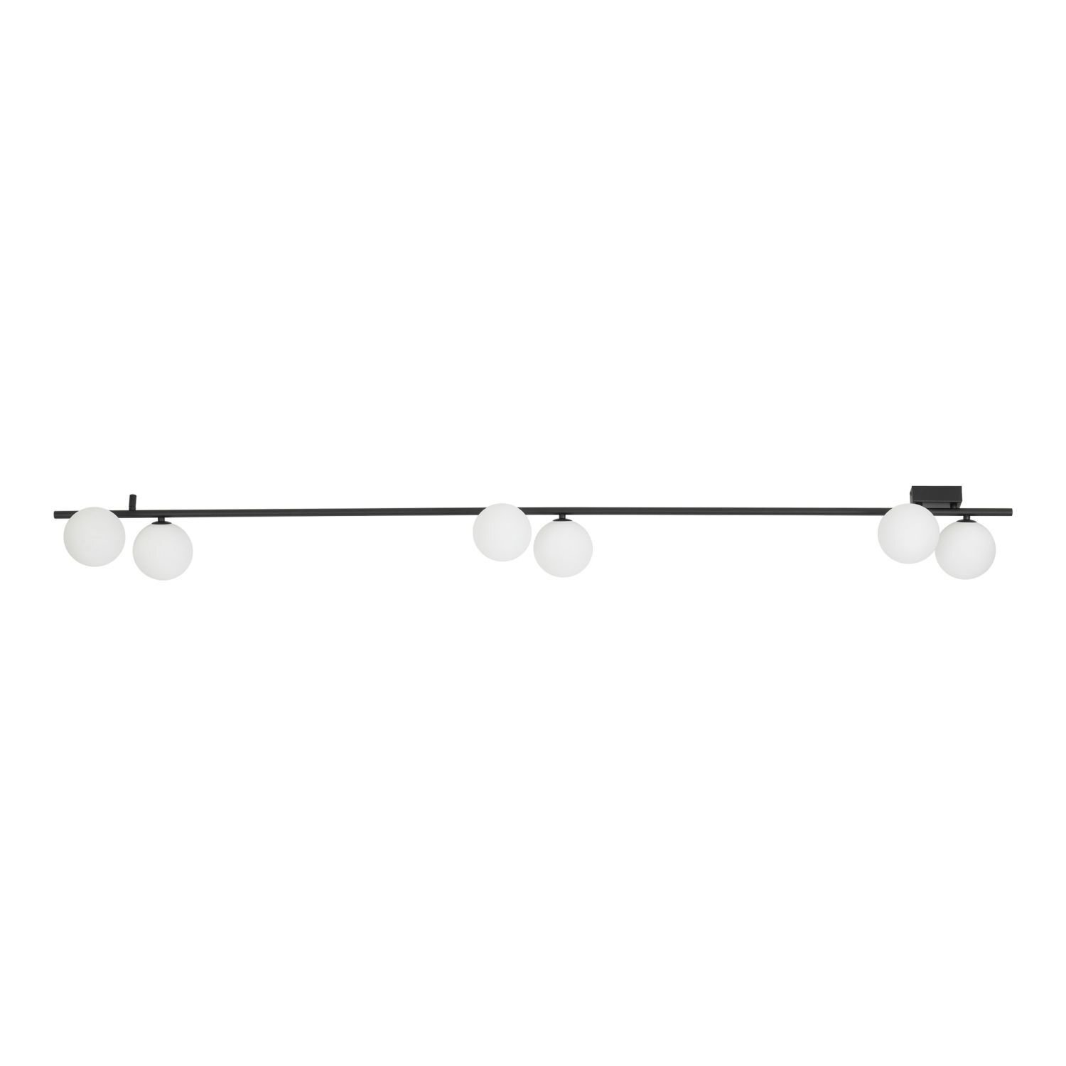 Czarna lampa sufitowa z sześcioma białymi kulistymi kloszami zamontowanymi na długiej listwie. Lampa ma nowoczesny design, odpowiedni do stylu loft.