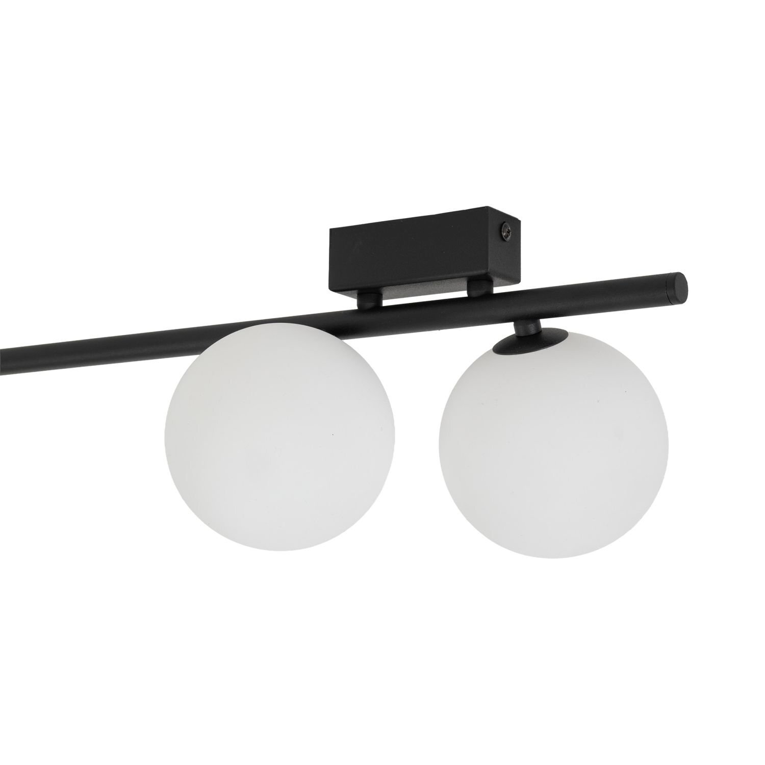 Lampa sufitowa z dwoma białymi kulistymi kloszami zamontowanymi na czarnej listwie. Konstrukcja ma nowoczesny, minimalistyczny design.