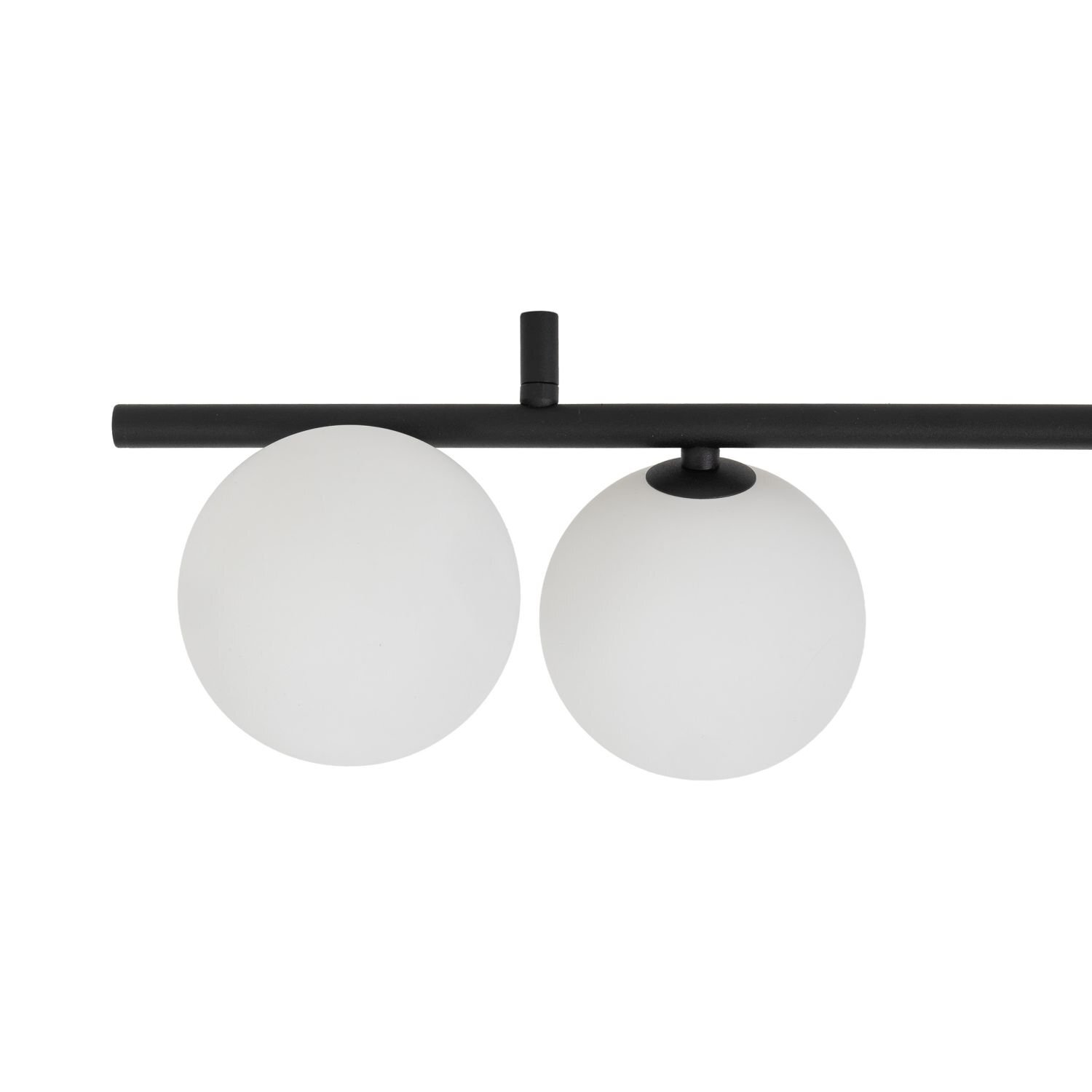 Lampa sufitowa z dwoma białymi kulistymi kloszami zamontowanymi na czarnej listwie. Styl nowoczesny, loftowy.
