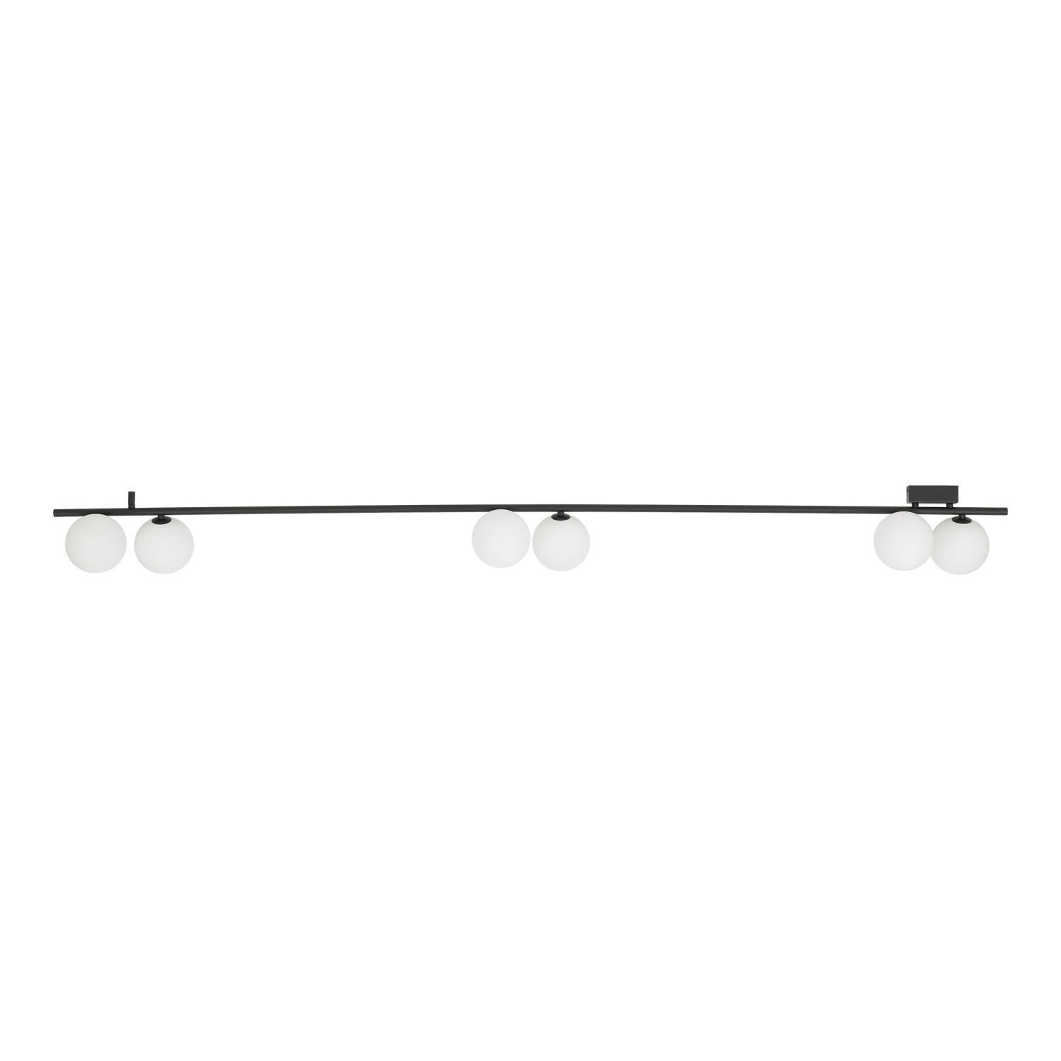 Lampa sufitowa z czarną listwą, na której zamocowane są cztery białe, kuliste klosze. Całość ma nowoczesny, minimalistyczny design.