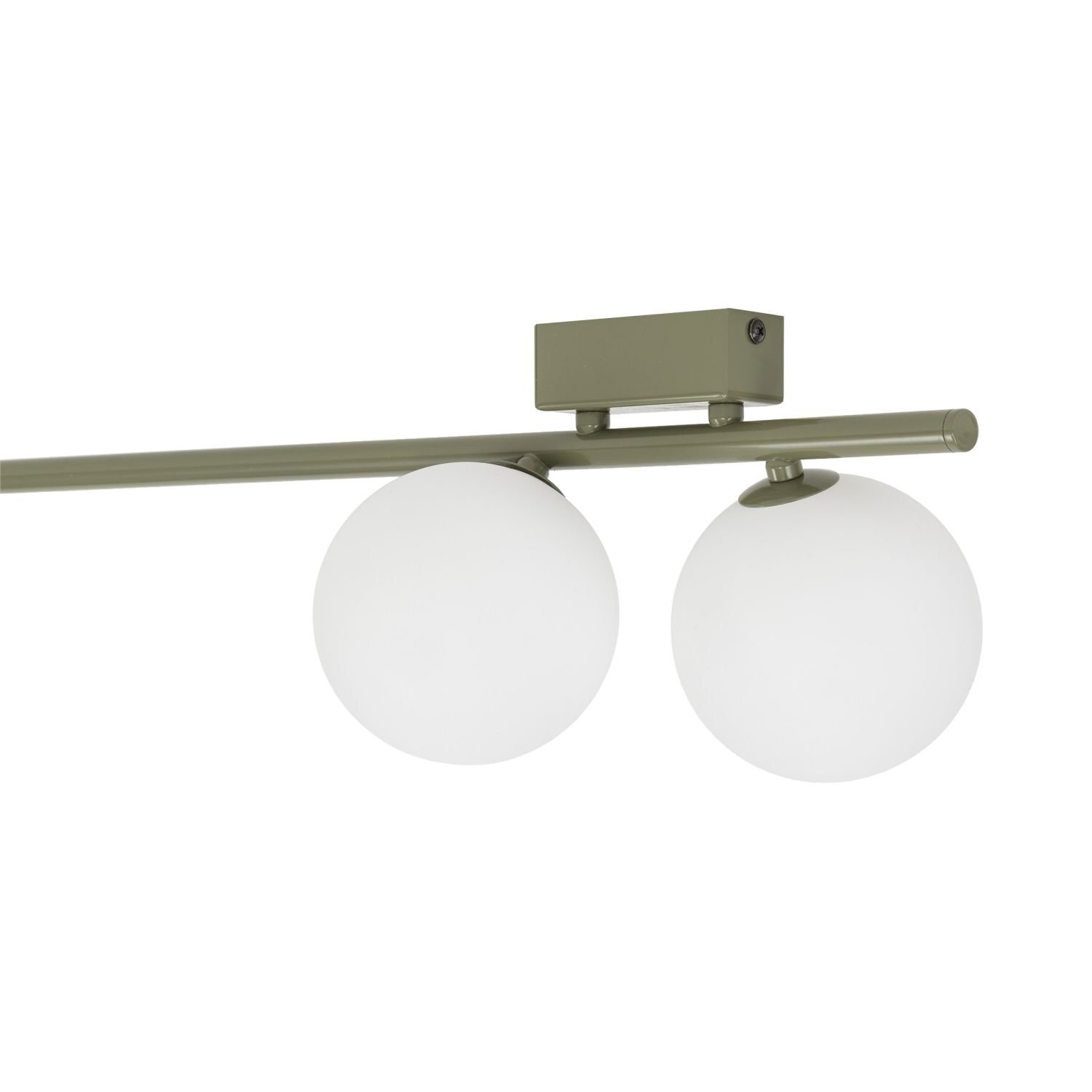 Lampa sufitowa z trzema białymi kulistymi kloszami zamontowanymi na oliwkowej listwie. Konstrukcja jest nowoczesna i minimalistyczna.