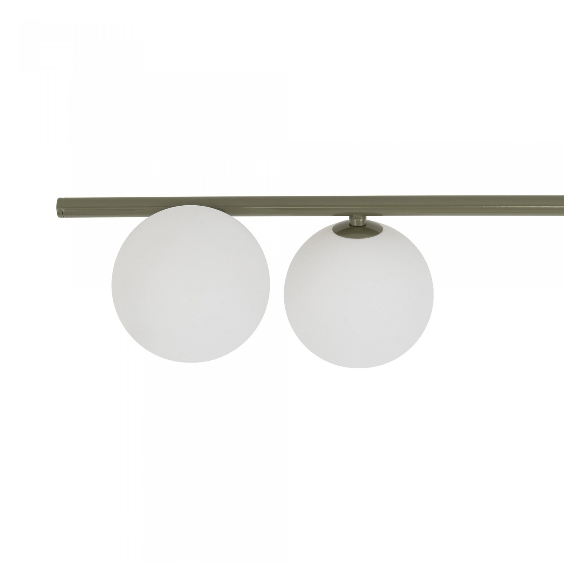 Lampa sufitowa z dwoma białymi kulistymi kloszami zamontowanymi na oliwkowej listwie. Klosze są symetrycznie rozmieszczone względem listwy.