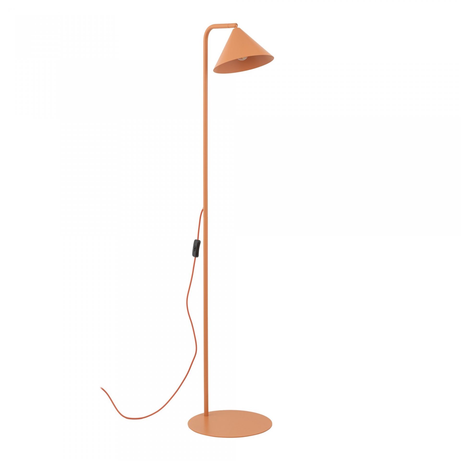 Lampa podłogowa w kolorze łososiowym z prostym, smukłym stelażem i stożkowym kloszem. Posiada widoczny przewód z włącznikiem.