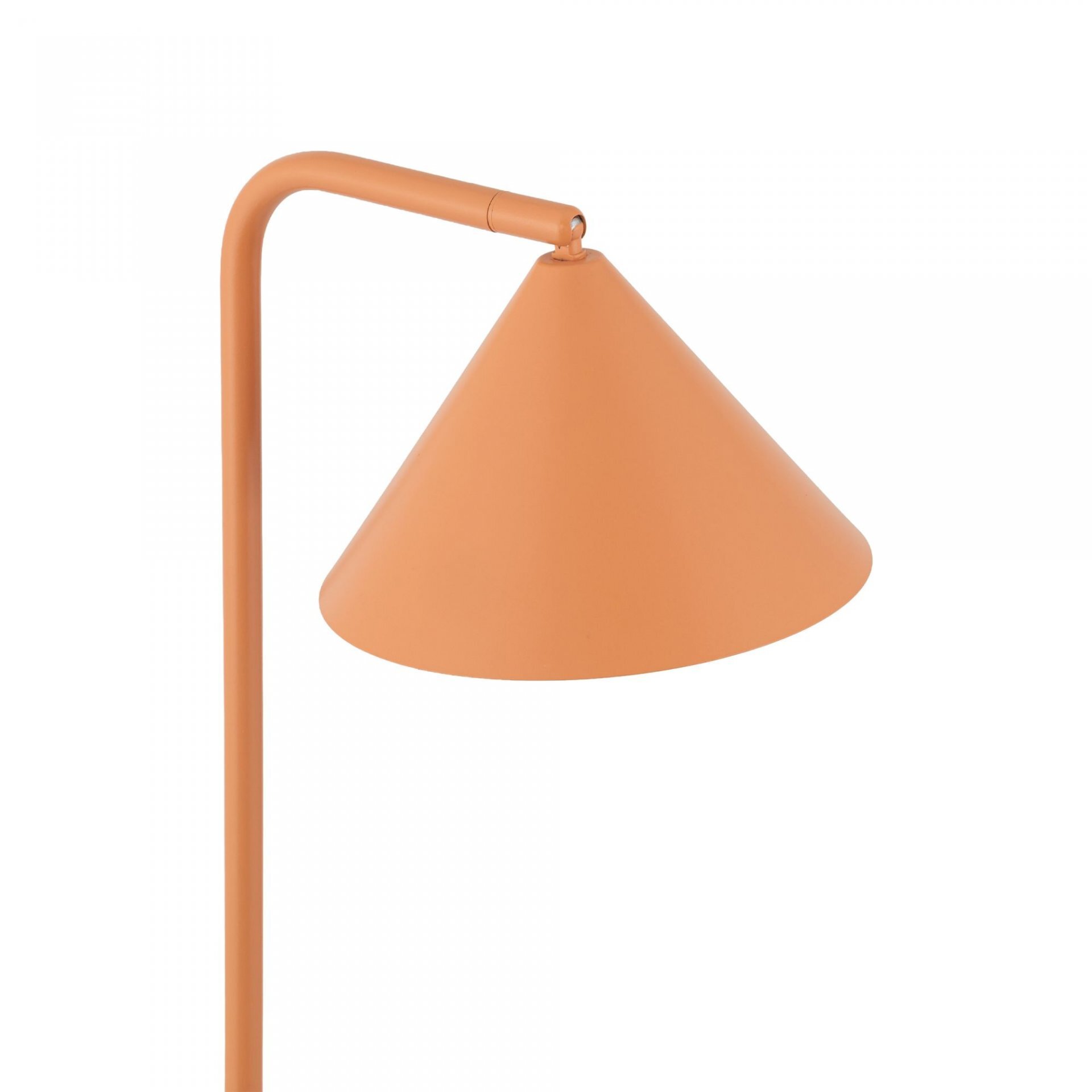 Lampa podłogowa w kolorze łososiowym z kloszem w kształcie stożka. Konstrukcja jest prosta i nowoczesna.