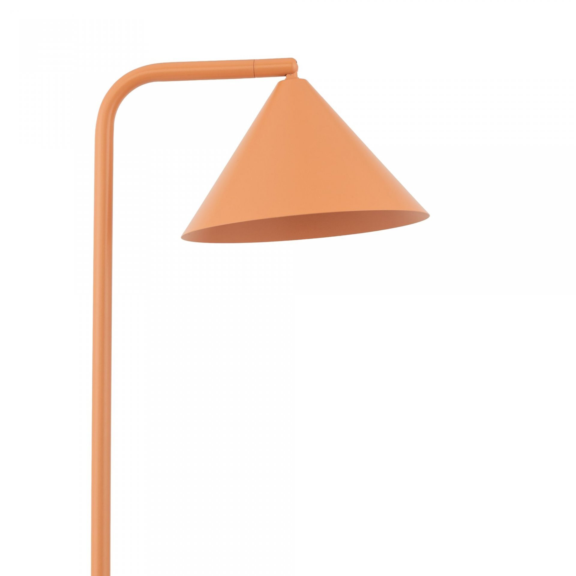 Lampa podłogowa o stożkowym kloszu w kolorze łososiowym, z prostym, pionowym stelażem.