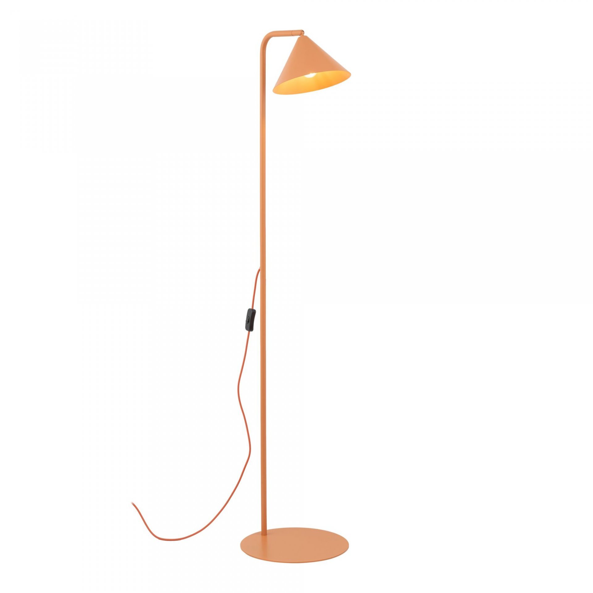 Lampa podłogowa w kolorze łososiowym z prostym, smukłym trzonem i stożkowym kloszem. Posiada okrągłą podstawę i przewód z włącznikiem.