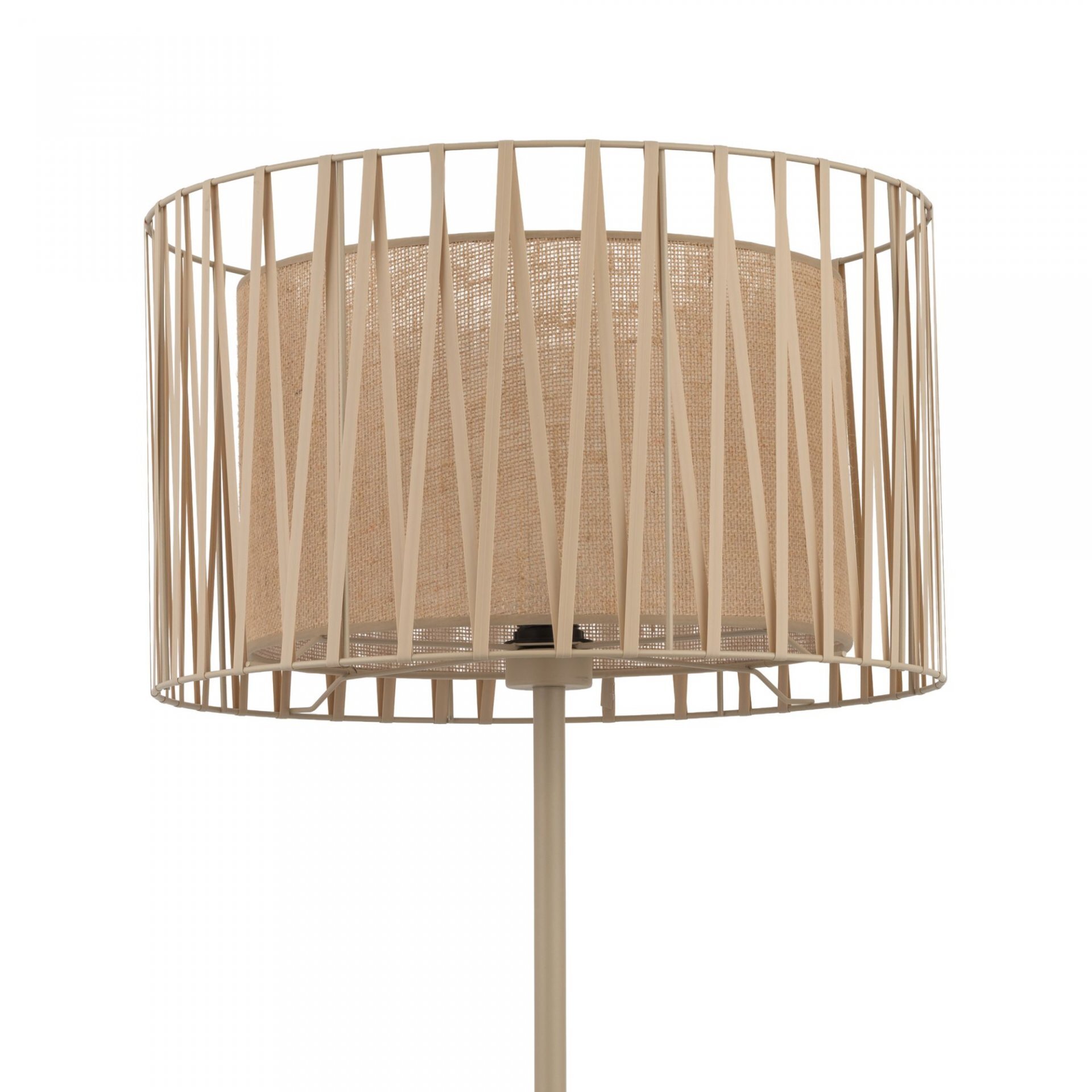 Lampa podłogowa z metalowym stelażem w kształcie walca, otaczającym wewnętrzny abażur z materiału o naturalnej fakturze. Konstrukcja ma jasny, neutralny kolor.
