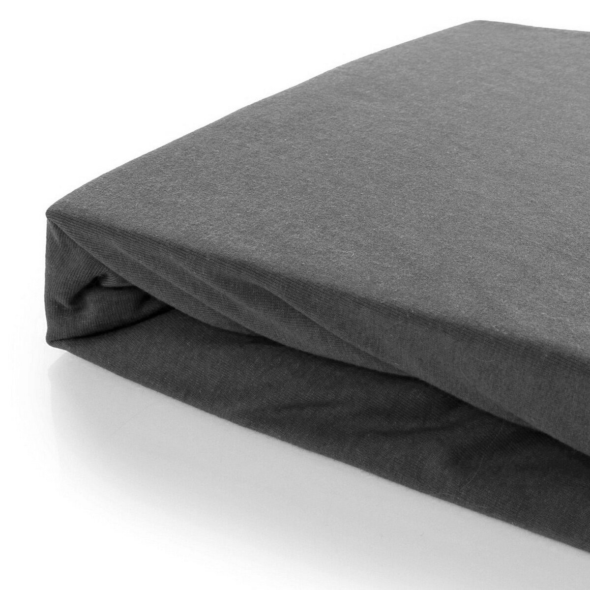 Na obrazie widoczne jest złożone, szare prześcieradło z gumką wykonane z materiału typu jersey.