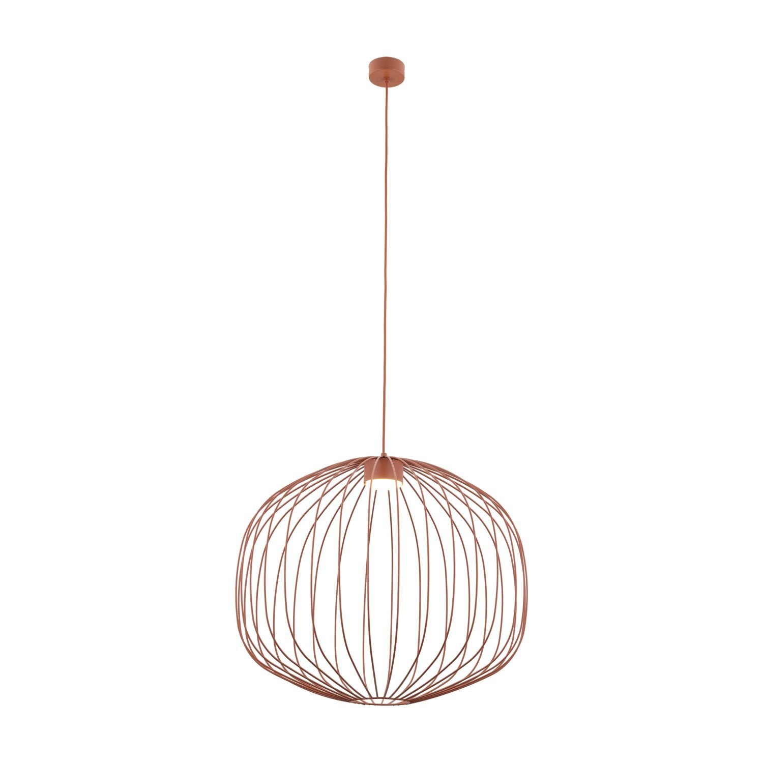 Lampa wisząca o nowoczesnym designie z metalowym kloszem w kształcie ażurowej kuli w kolorze miedzianym. Lampa jest zawieszona na cienkim przewodzie, który prowadzi do okrągłej podsufitki.