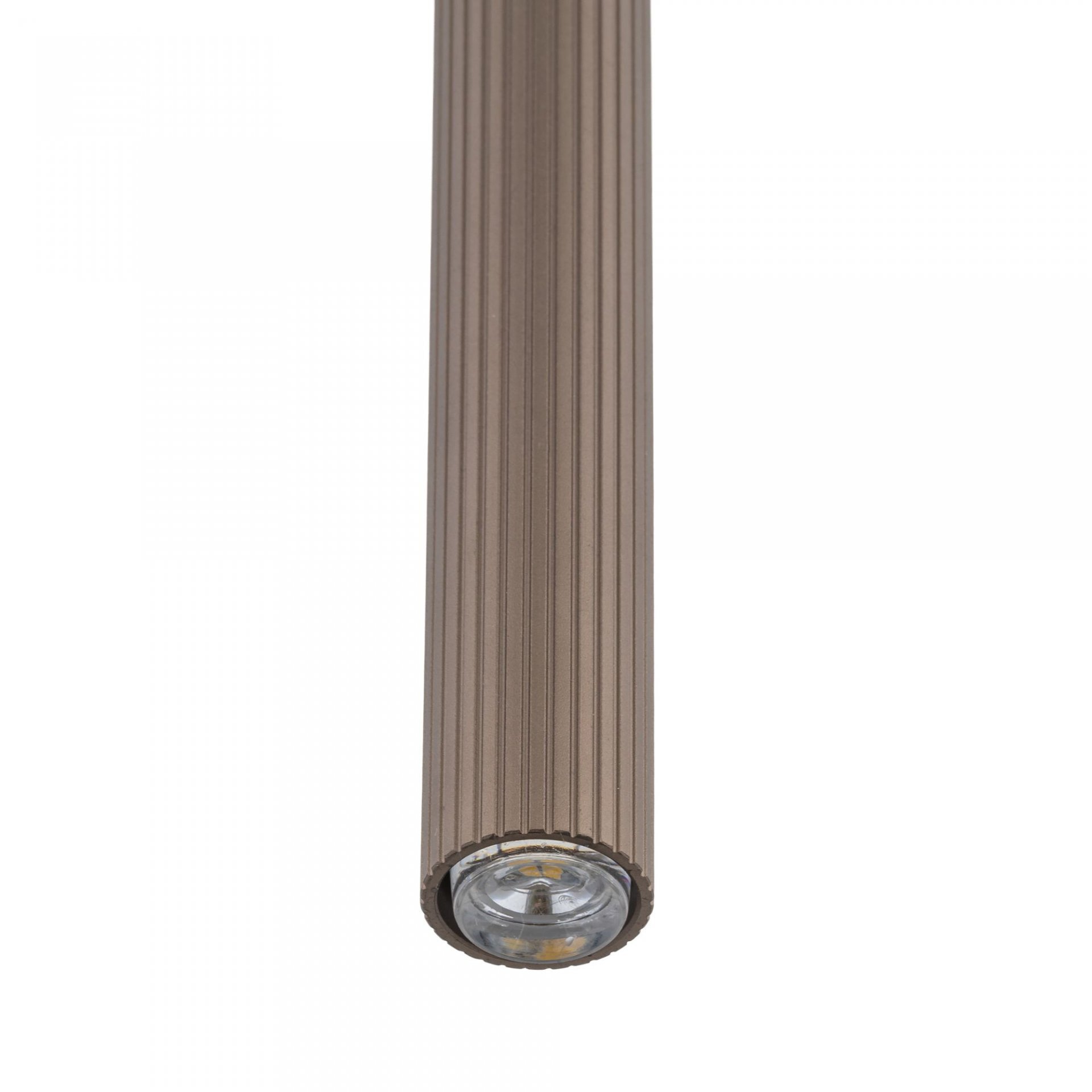 Zdjęcie przedstawia brązowy, cylindryczny element lampy wiszącej z żarówką widoczną na końcu. Powierzchnia lampy ma pionowe żłobienia.