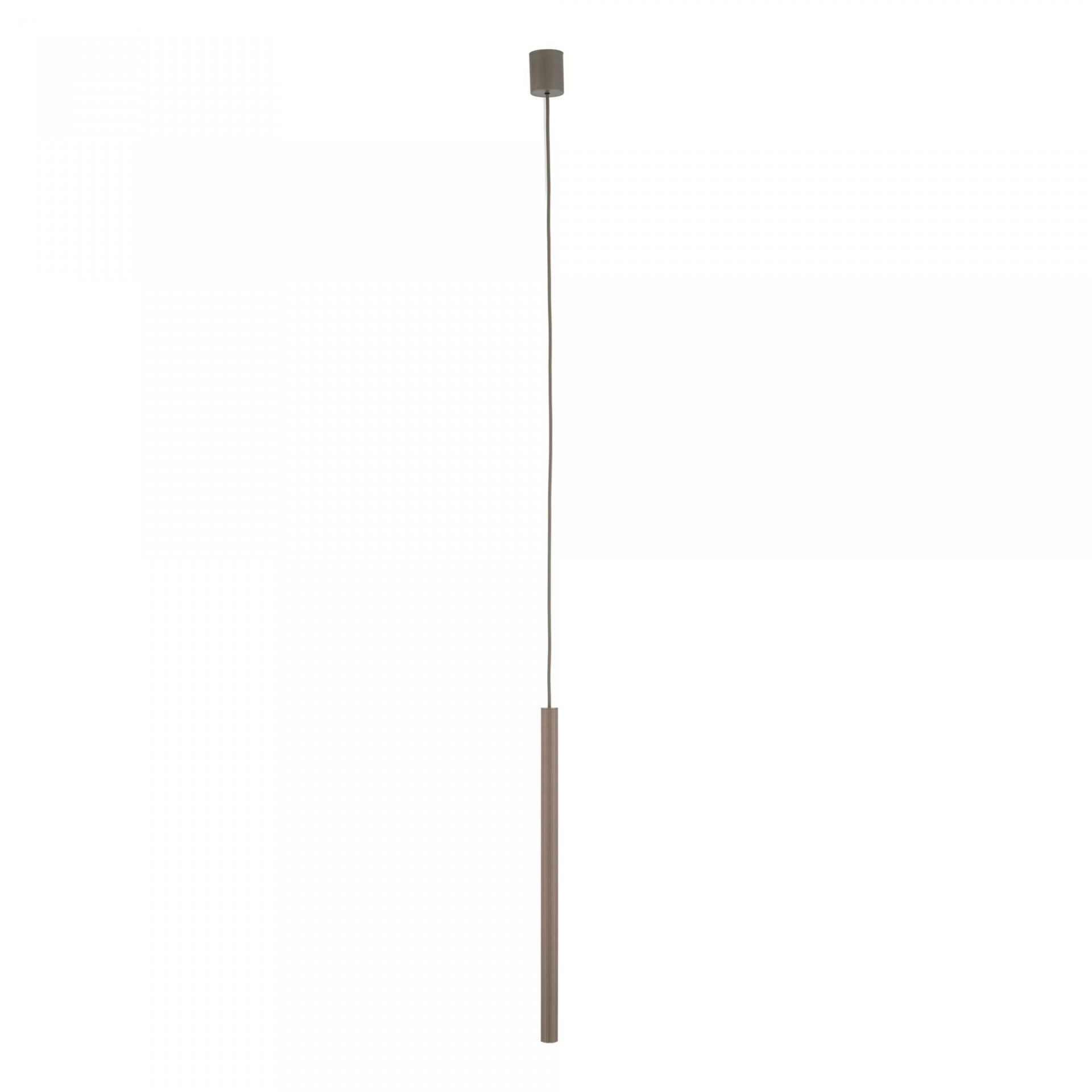 Brązowa lampa wisząca o nowoczesnym designie, z długim, cylindrycznym kloszem i cienkim przewodem. U góry znajduje się mała, okrągła podsufitka.