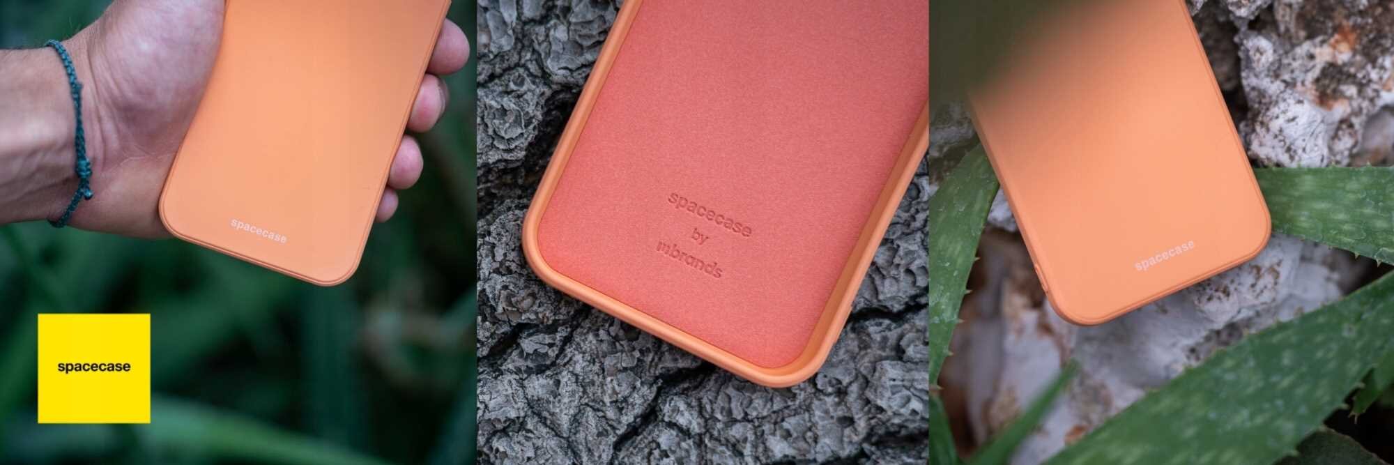 Trzy zdjęcia przedstawiają pomarańczowe silikonowe etui z napisem \'spacecase\' oraz \'spacecase by victormark\'. Na jednym ze zdjęć widoczne jest żółte logo z napisem \'spacecase\'.
