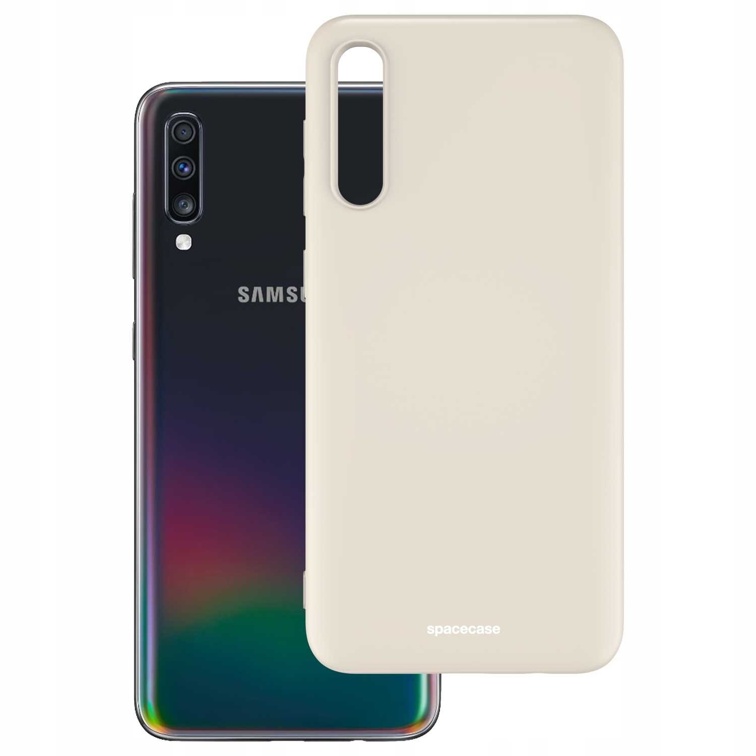 Na obrazie widoczne jest beżowe silikonowe etui z napisem \'spacecase\', obok którego znajduje się smartfon z trzema aparatami i logo \'SAMSUNG\'.
