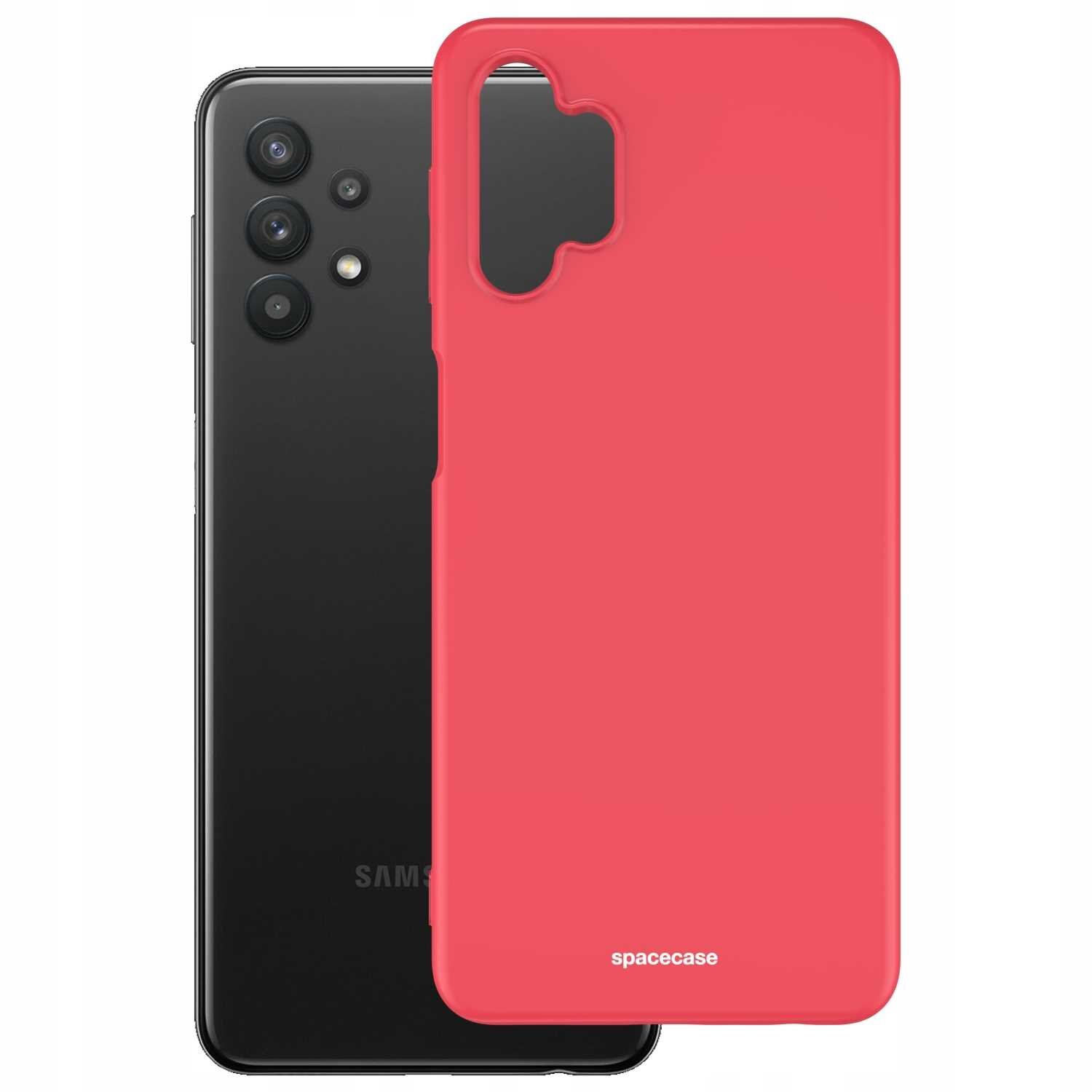 Czerwone silikonowe etui z wycięciem na aparat, z widocznym napisem \'spacecase\'. W tle czarny smartfon z czterema obiektywami aparatu.