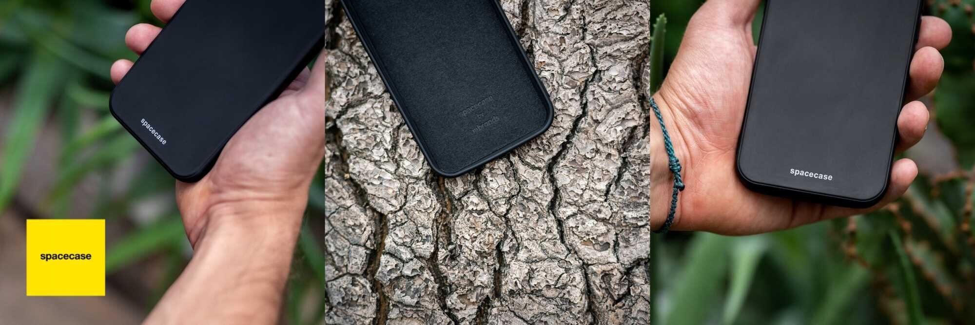 Trzy zdjęcia przedstawiają czarne silikonowe etui SPACECASE trzymane w dłoni oraz leżące na korze drzewa. Na etui widoczne jest logo \'spacecase\'.