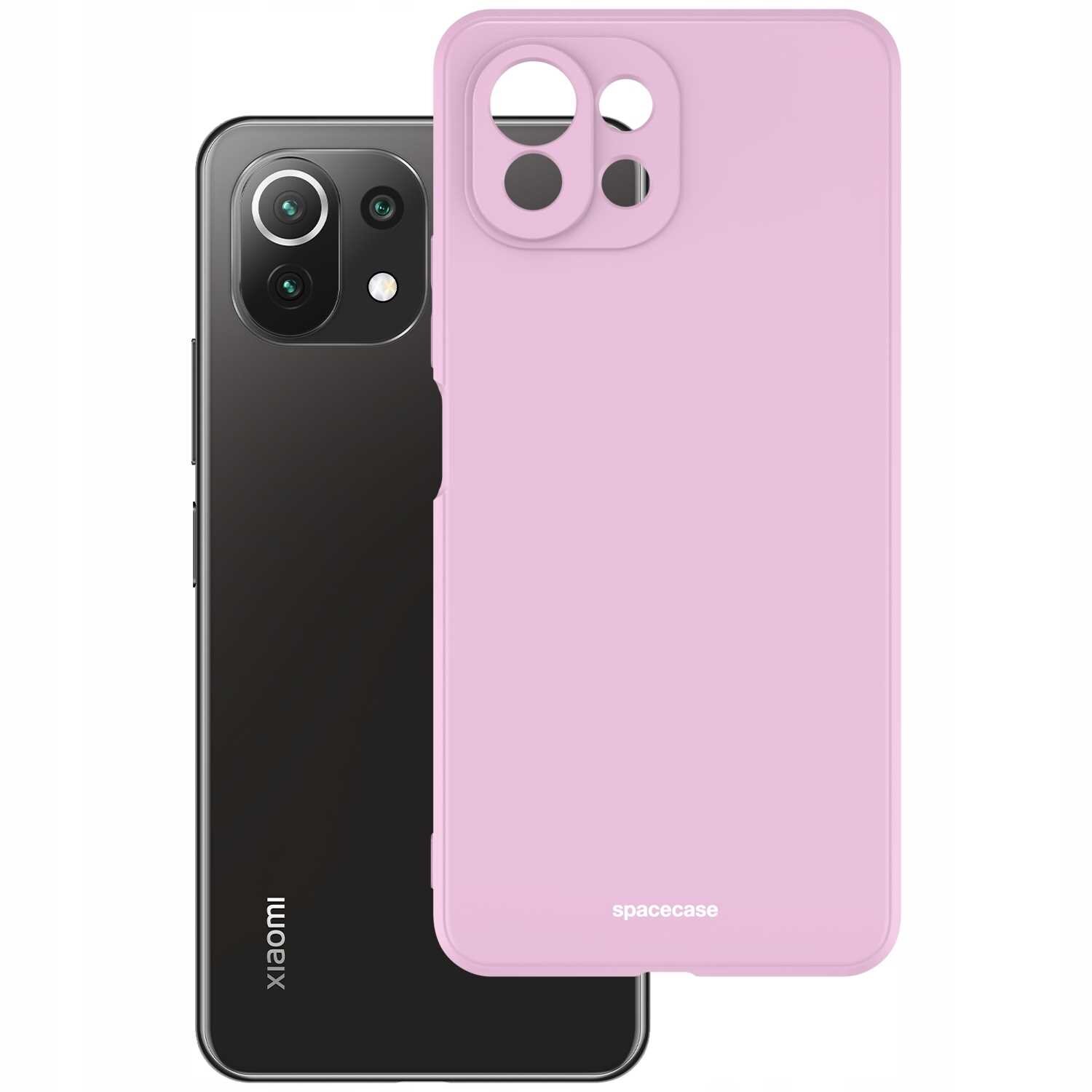 Na obrazie widoczne jest różowe silikonowe etui z wycięciami na aparat, obok czarnego smartfona z logo \'xiaomi\'. Na etui znajduje się napis \'spacecase\'.