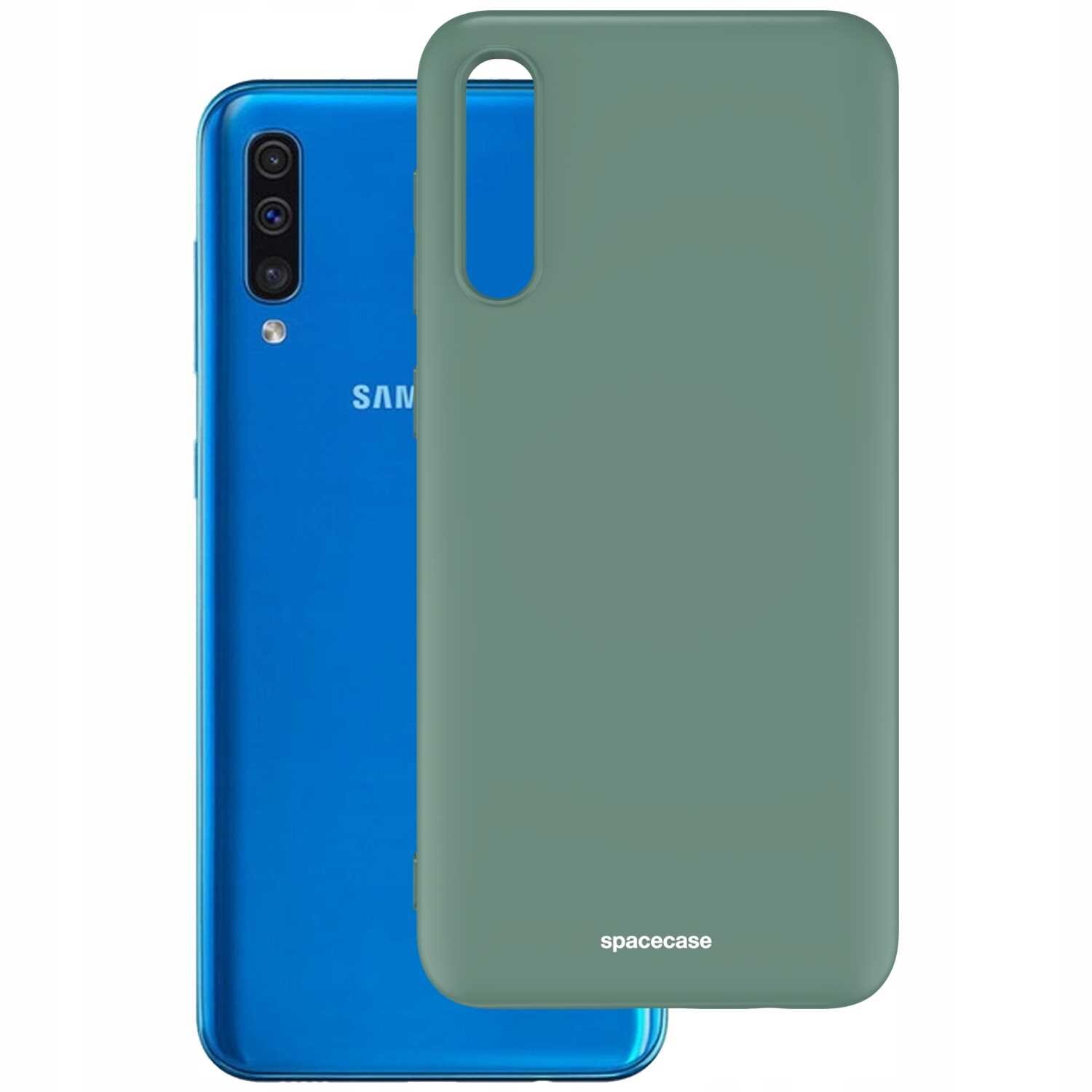 Na obrazie widoczne jest zielone silikonowe etui z napisem \'spacecase\', obok niebieskiego smartfona z trzema kamerami i logo \'SAMSUNG\'.