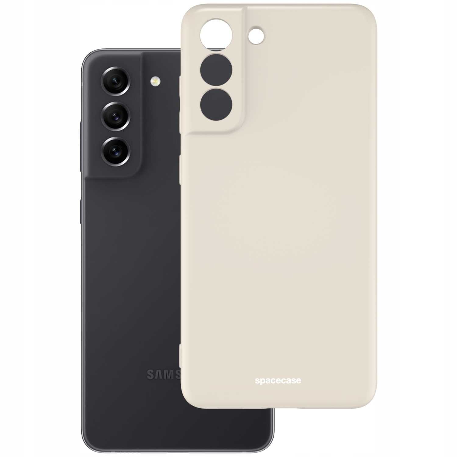 Na obrazie widoczne jest beżowe silikonowe etui z napisem \'spacecase\', obok czarnego telefonu z trzema obiektywami aparatu.