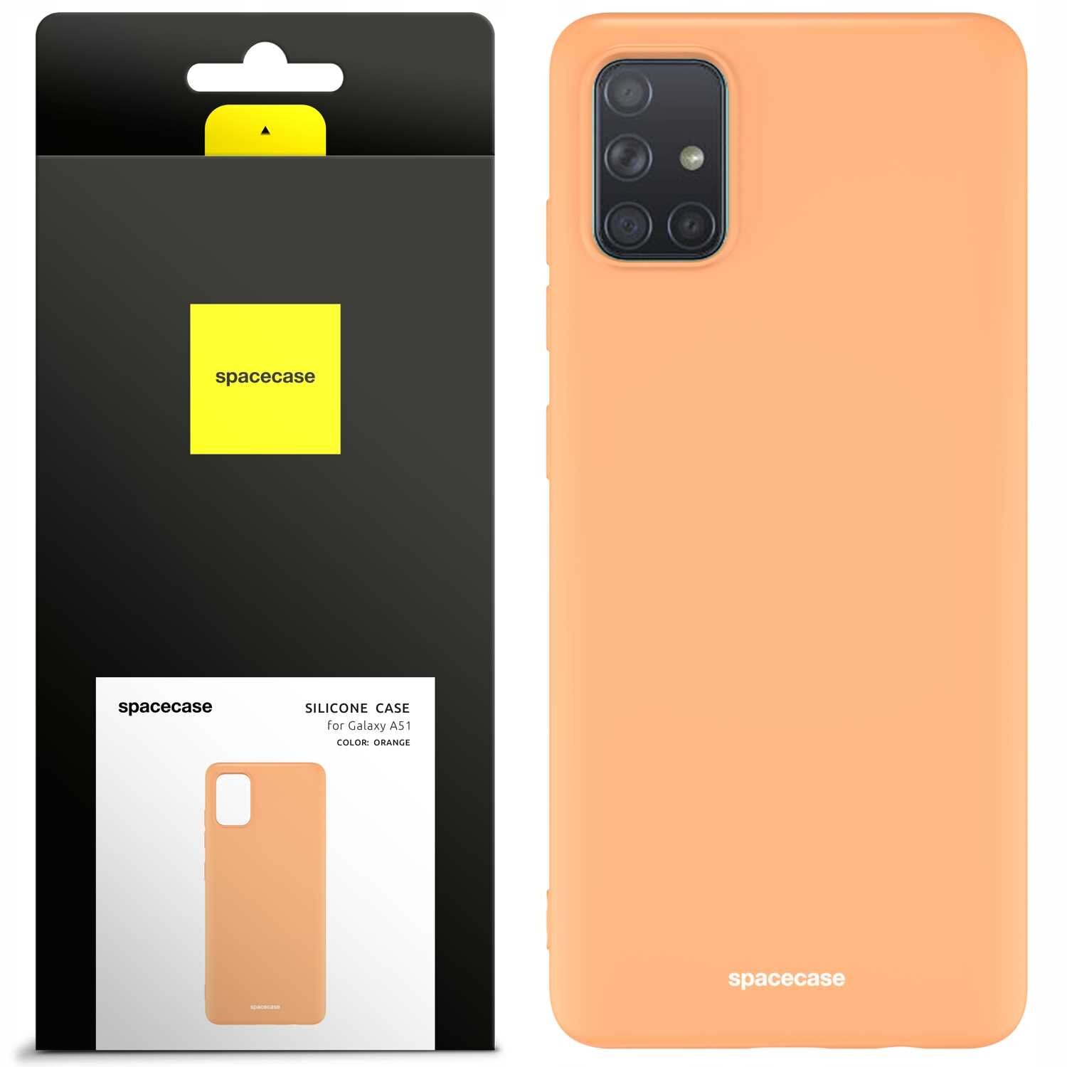 Obraz przedstawia pomarańczowe silikonowe etui na telefon z wycięciem na aparat. Obok znajduje się opakowanie z napisem \'spacecase\' oraz \'SILICONE CASE for Galaxy A51 COLOR: ORANGE\'.