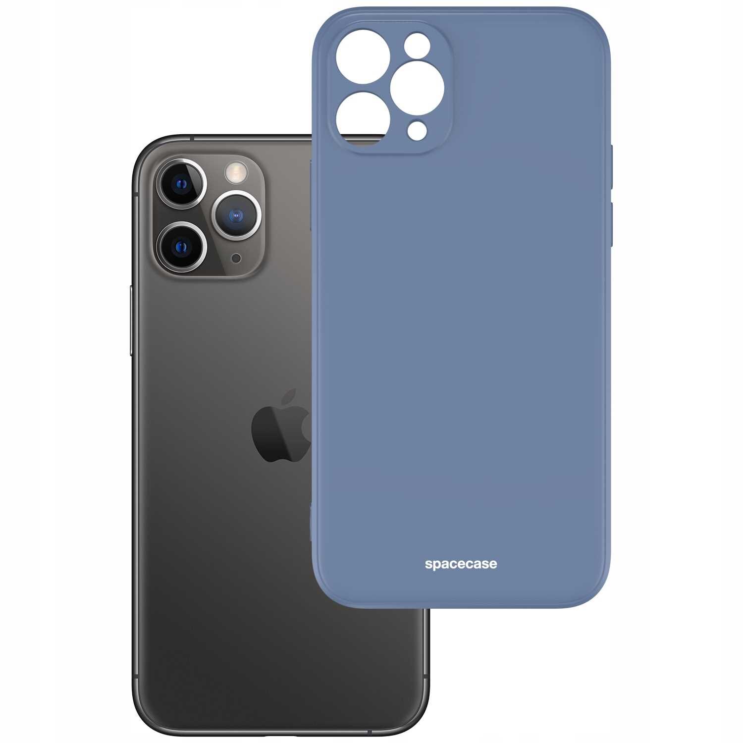 Na obrazie widoczne jest niebieskie silikonowe etui z wycięciami na aparat, obok którego znajduje się smartfon z trzema obiektywami. Na etui widnieje napis \'spacecase\'.