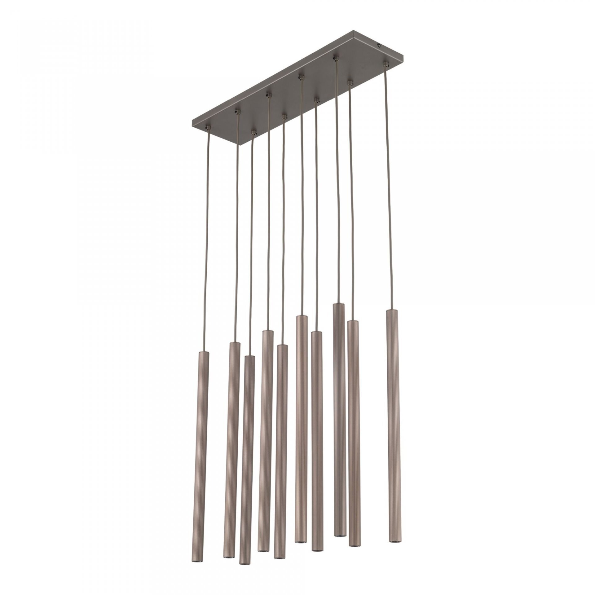 Lampa wisząca złożona z dziewięciu metalowych, cylindrycznych elementów zawieszonych na cienkich przewodach. Elementy te są przymocowane do prostokątnej, metalowej podstawy sufitowej.