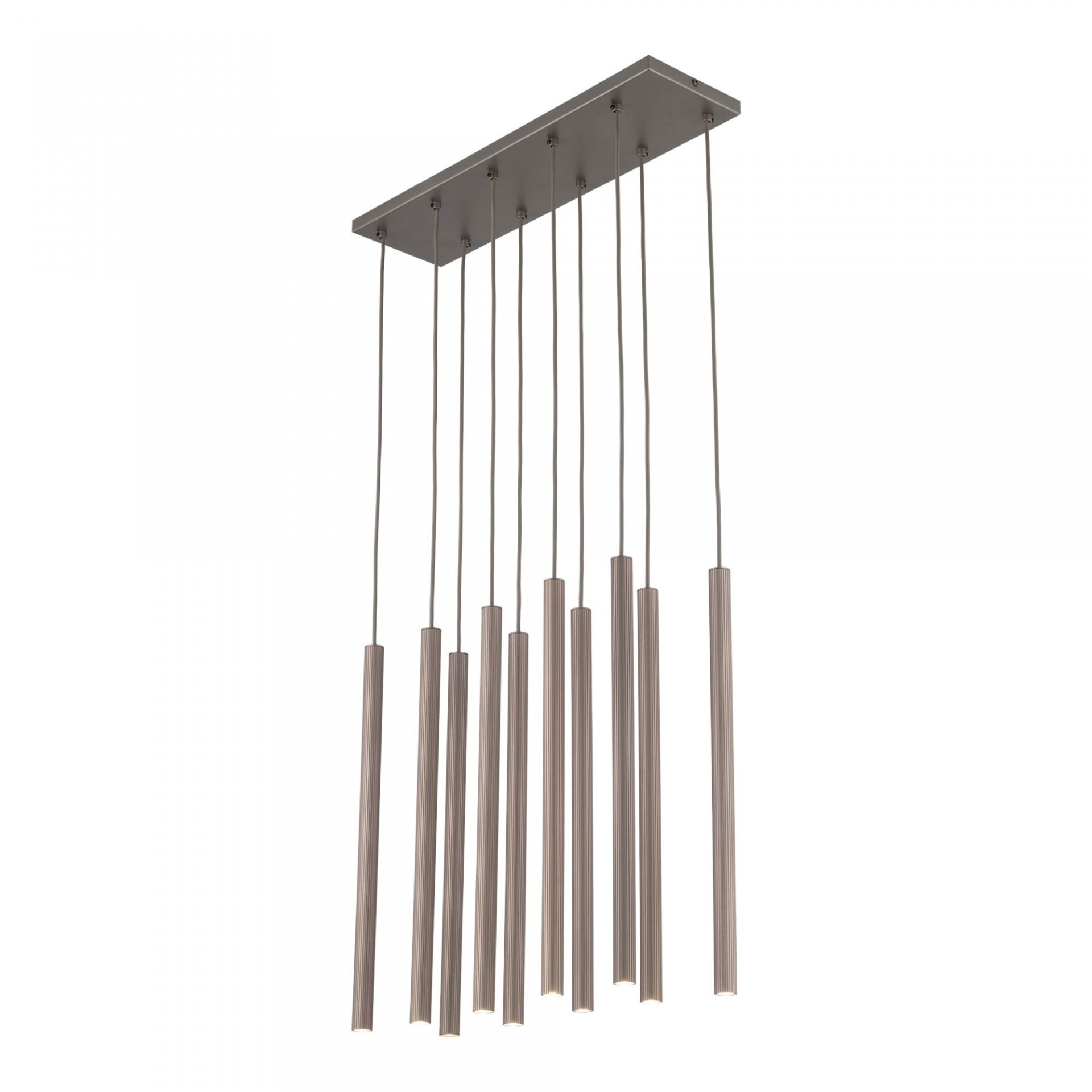 Lampa wisząca złożona z dziewięciu metalowych, cylindrycznych kloszy zawieszonych na cienkich przewodach. Klosze mają jednolity, brązowy kolor i są zamocowane do prostokątnej podstawy sufitowej.