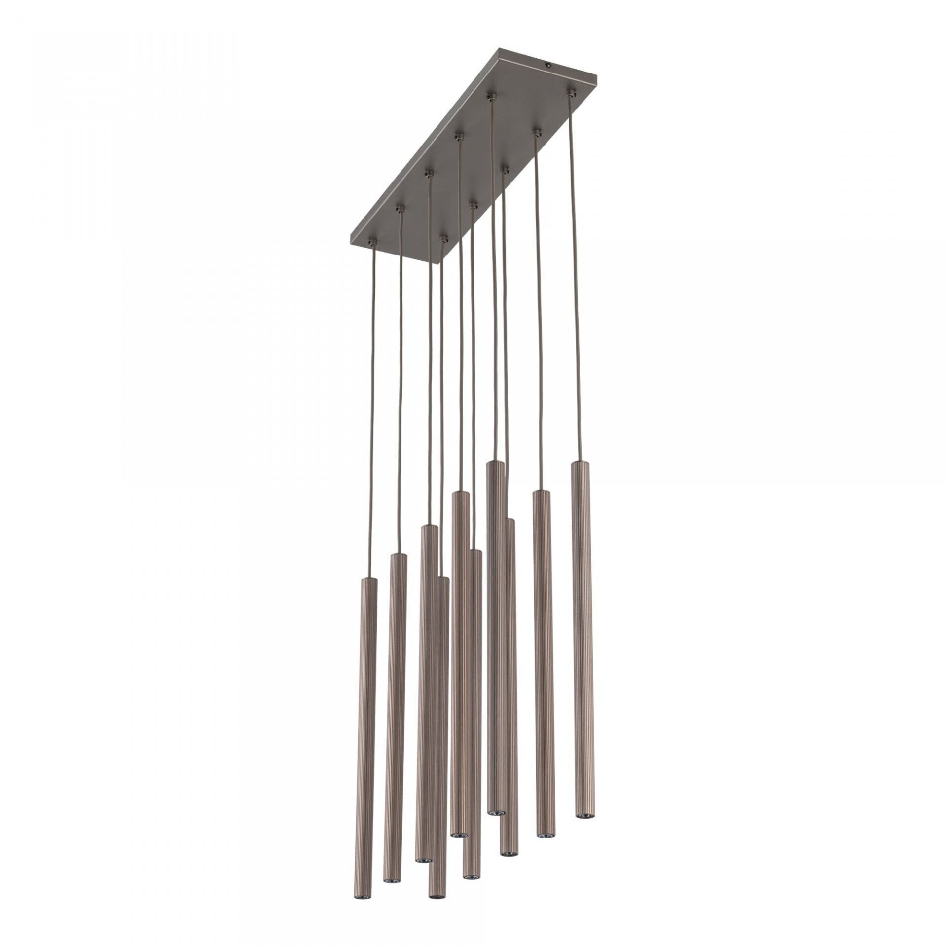 Lampa wisząca złożona z kilku metalowych, podłużnych elementów zawieszonych na cienkich przewodach. Elementy te są równomiernie rozmieszczone na prostokątnej podstawie sufitowej.