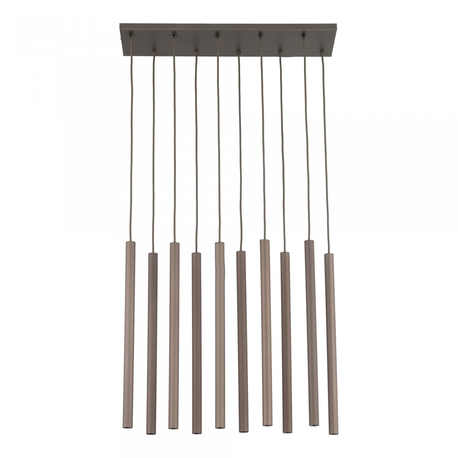 Lampa wisząca złożona z dziesięciu wąskich, pionowych, metalowych elementów w kolorze brązowym, zawieszonych na cienkich przewodach przymocowanych do prostokątnej podstawy.