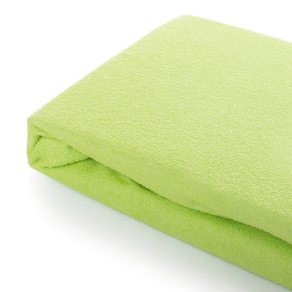 Na obrazie widoczne jest złożone, jasnozielone prześcieradło frotte. Materiał ma teksturę charakterystyczną dla tkanin frotte.