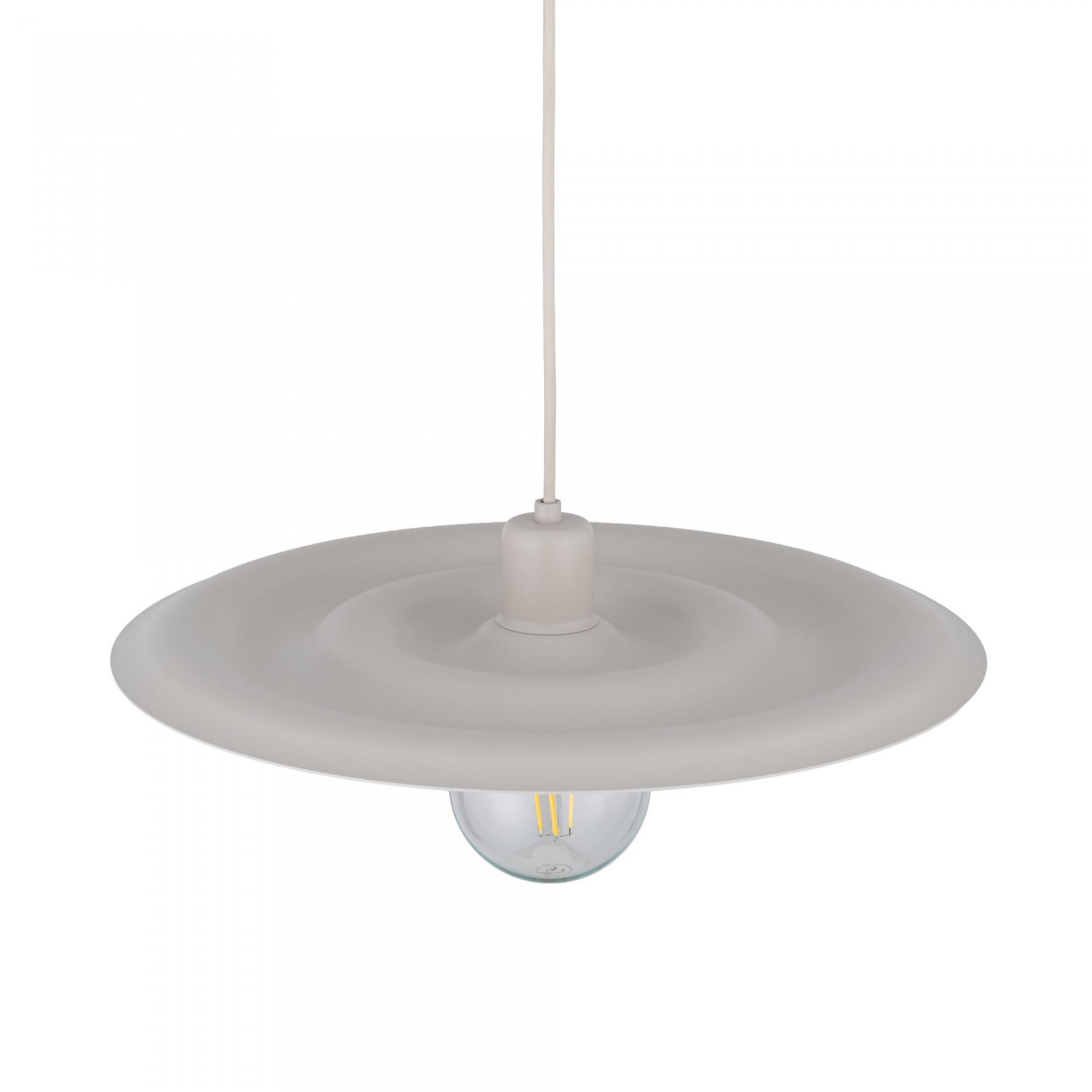 Lampa wisząca w kolorze kaszmiru z okrągłym, falistym kloszem i widoczną żarówką. Produkt zawieszony na cienkim przewodzie.