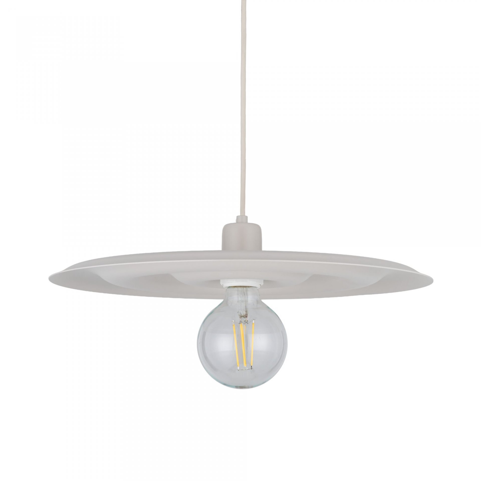 Lampa wisząca z okrągłym, płaskim kloszem w kolorze kaszmiru i widoczną żarówką filamentową. Lampa zawieszona jest na cienkim przewodzie.