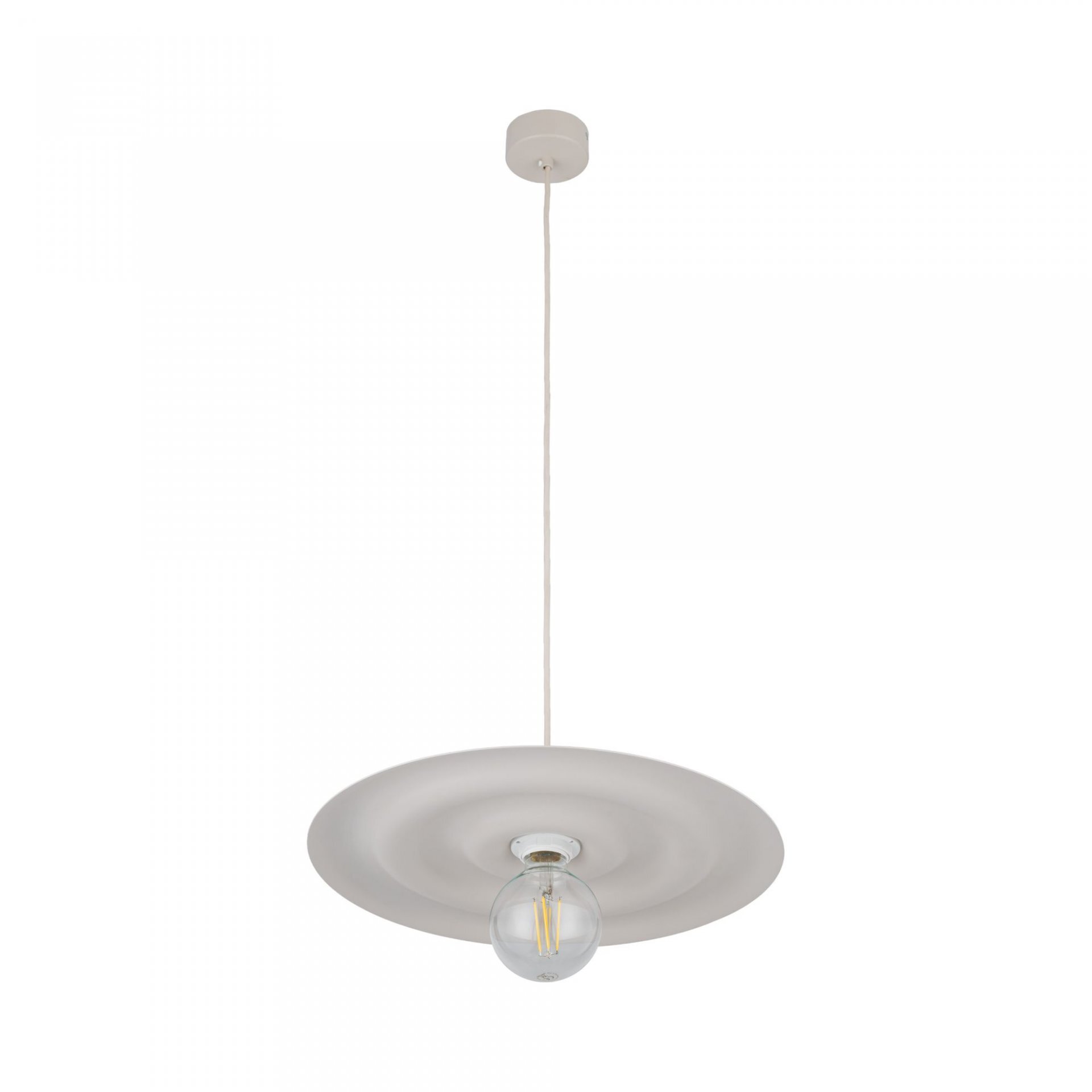 Na obrazie widoczna jest lampa wisząca z okrągłym kloszem w kolorze kaszmiru i żarówką w środku. Lampa jest zawieszona na cienkim przewodzie.