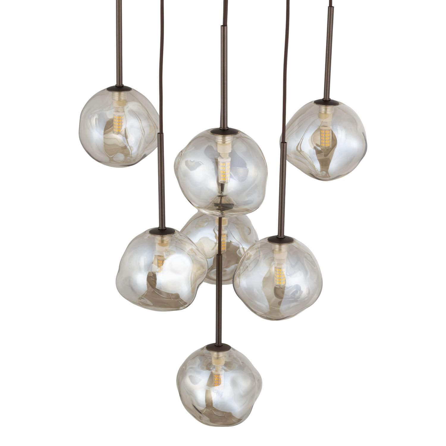 Na obrazie widoczna jest lampa wisząca złożona z kilku szklanych kloszy o nieregularnym kształcie, zawieszonych na ciemnych przewodach. Wewnątrz kloszy znajdują się żarówki o widocznych żarnikach.