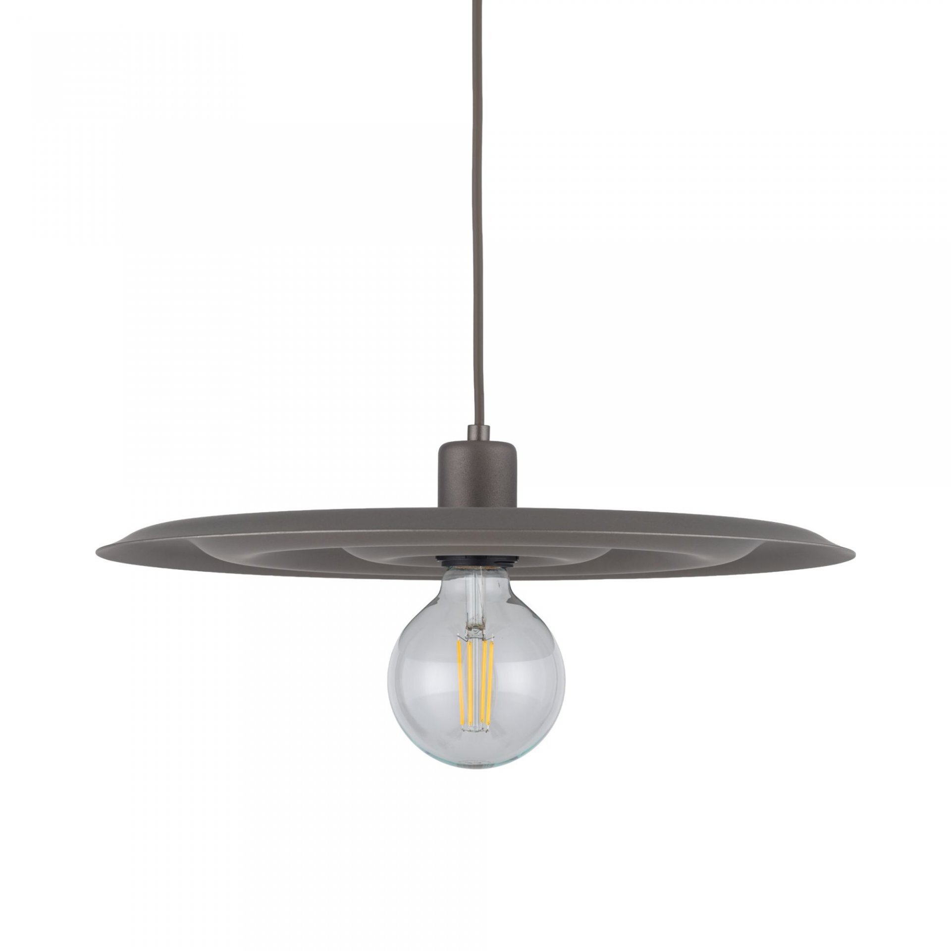 Brązowa lampa wisząca z okrągłym kloszem i widoczną żarówką w środku.