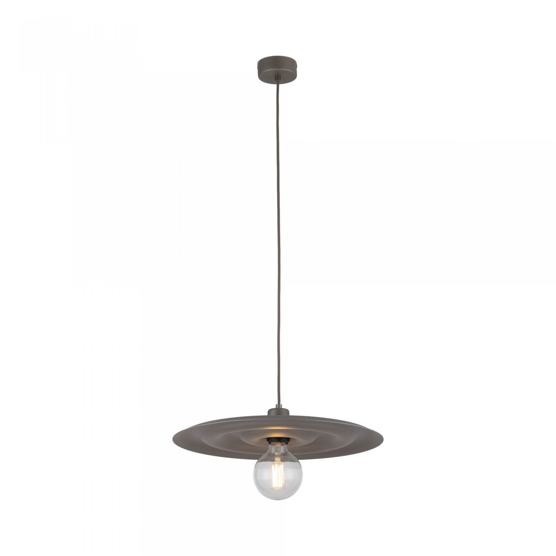 Brązowa lampa wisząca z okrągłym kloszem i widoczną żarówką, zawieszona na cienkim przewodzie.