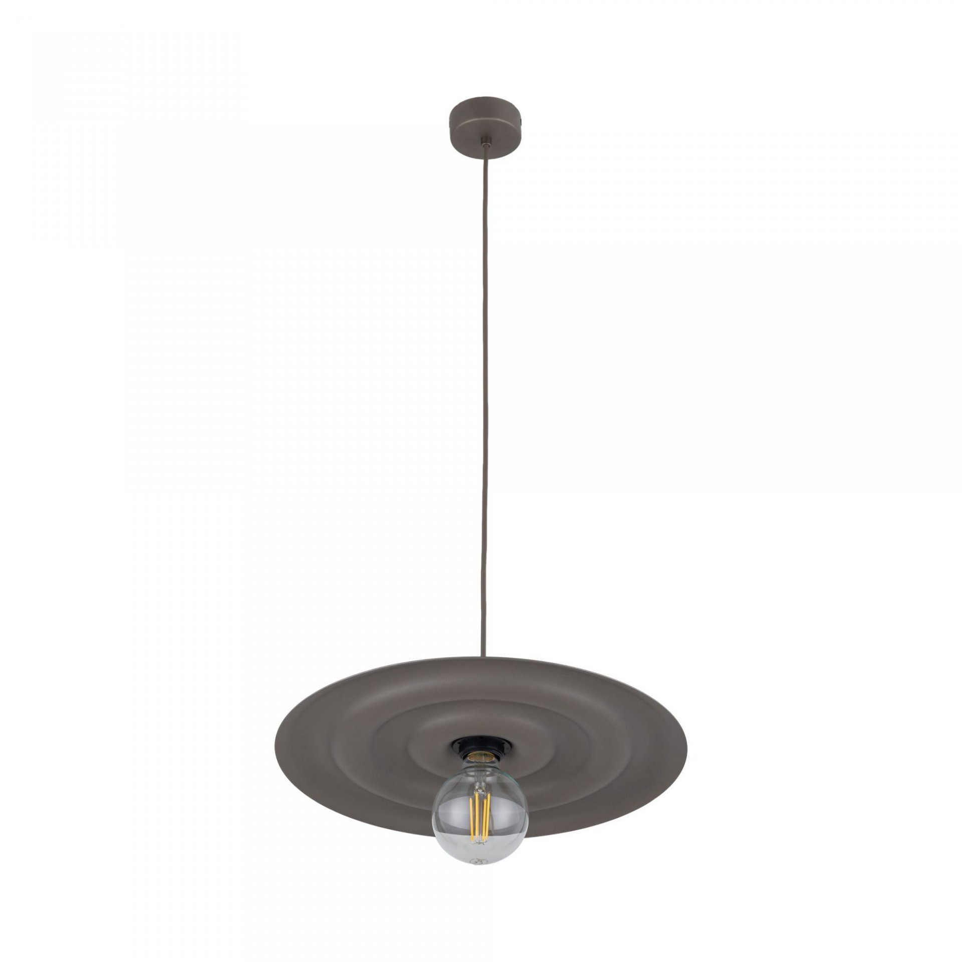 Brązowa lampa wisząca z okrągłym kloszem i widoczną żarówką, zawieszona na cienkim przewodzie.