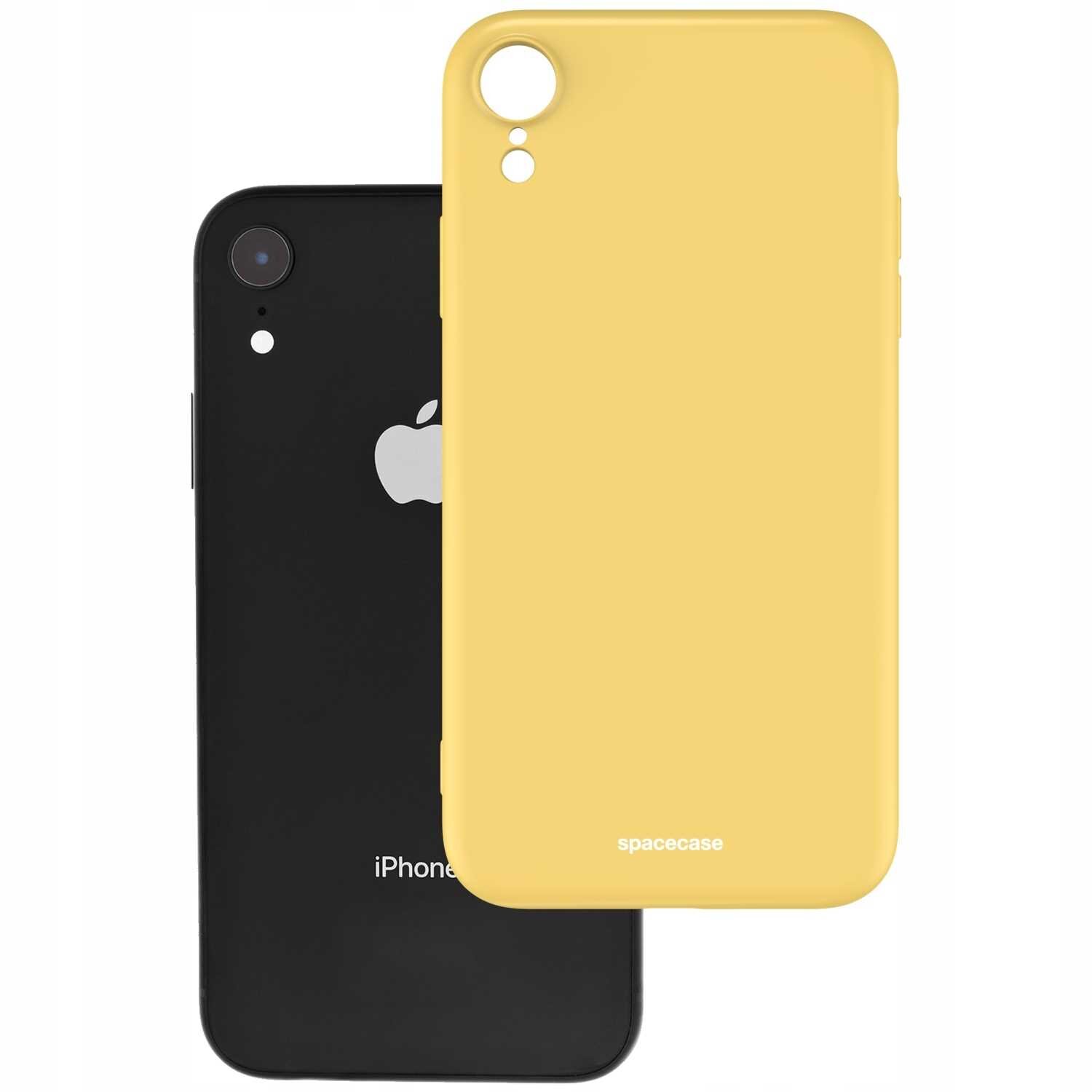 Na obrazie widoczne jest żółte silikonowe etui z napisem \'spacecase\', przeznaczone do telefonu iPhone XR. Obok znajduje się czarny telefon z logo w kształcie nadgryzionego jabłka.