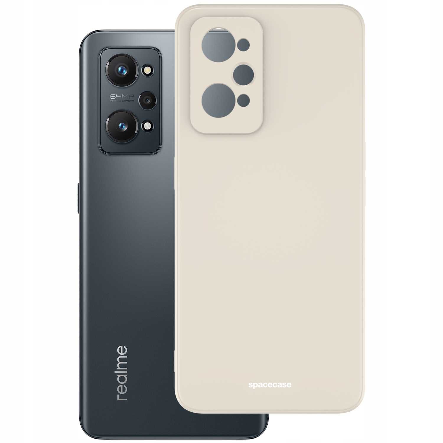 Na obrazie widoczny jest telefon Realme z trzema obiektywami aparatu oraz beżowe silikonowe etui z wycięciami na aparaty. Na etui znajduje się napis \'spacecase\'.