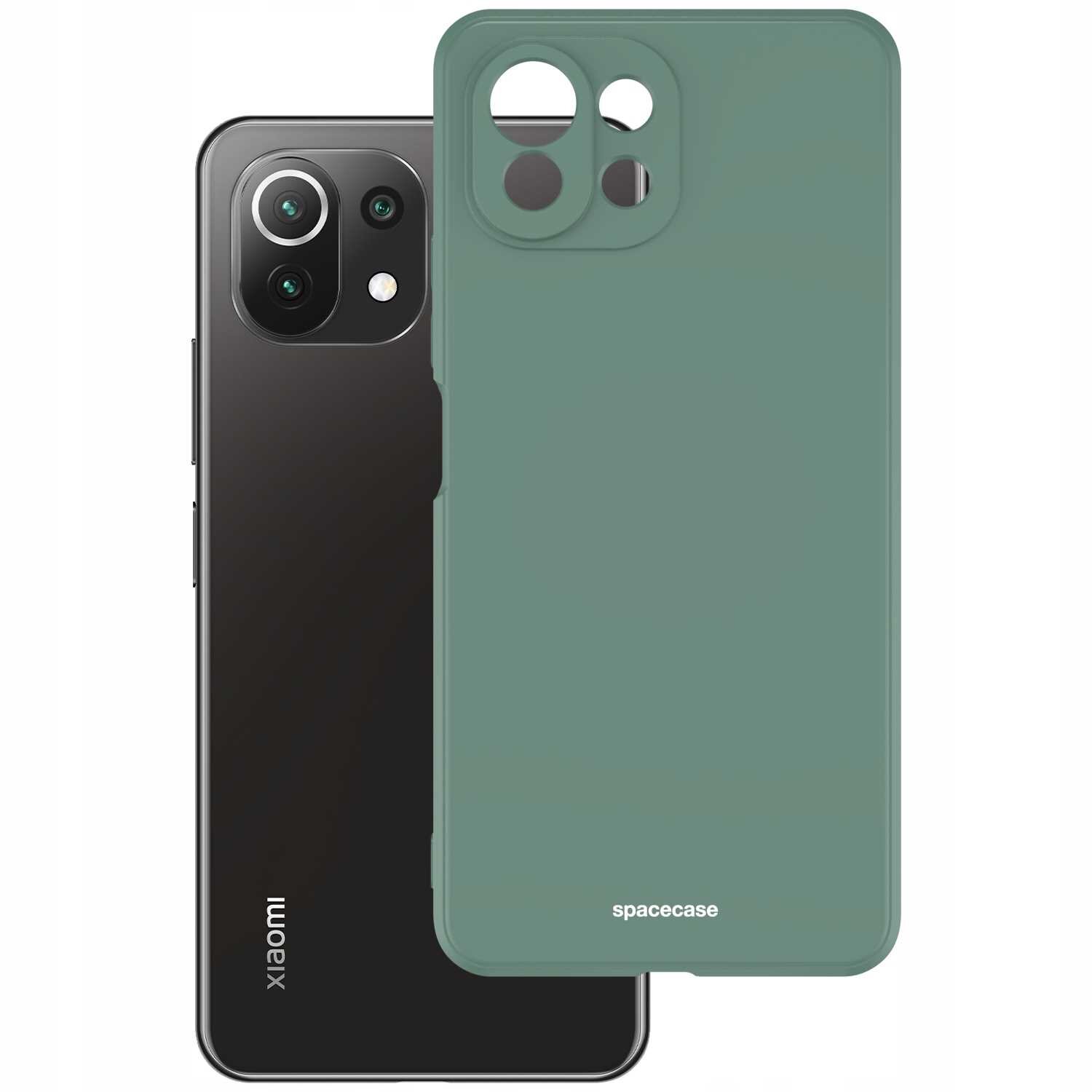 Obraz przedstawia zielone silikonowe etui z wycięciami na aparat i logo \'spacecase\'. Obok znajduje się czarny telefon z trzema obiektywami aparatu i napisem \'xiaomi\'.