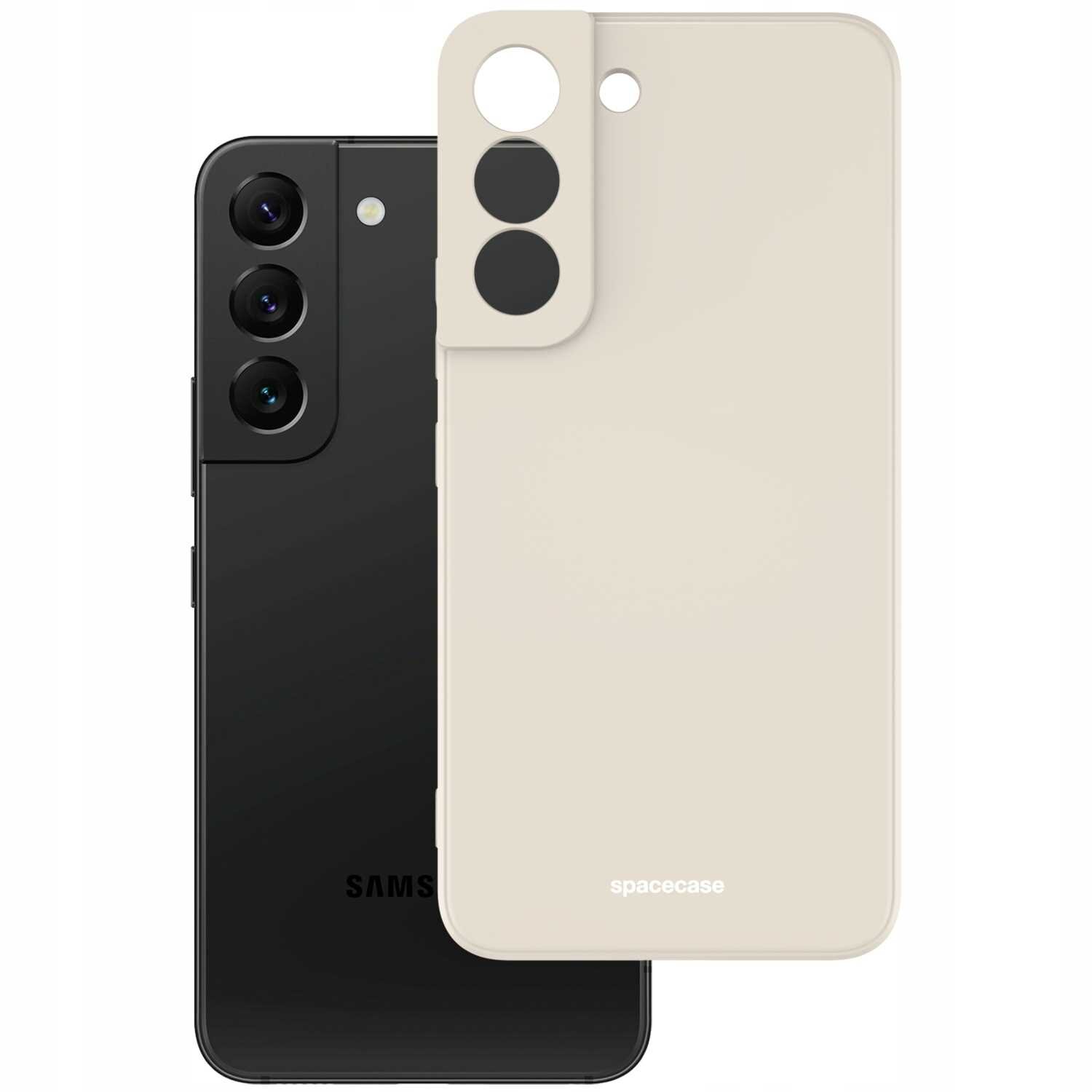 Na obrazie widoczne jest beżowe silikonowe etui z wycięciami na aparat i logo \'spacecase\'. W tle znajduje się czarny smartfon z trzema obiektywami aparatu i logo \'SAMSUNG\'.