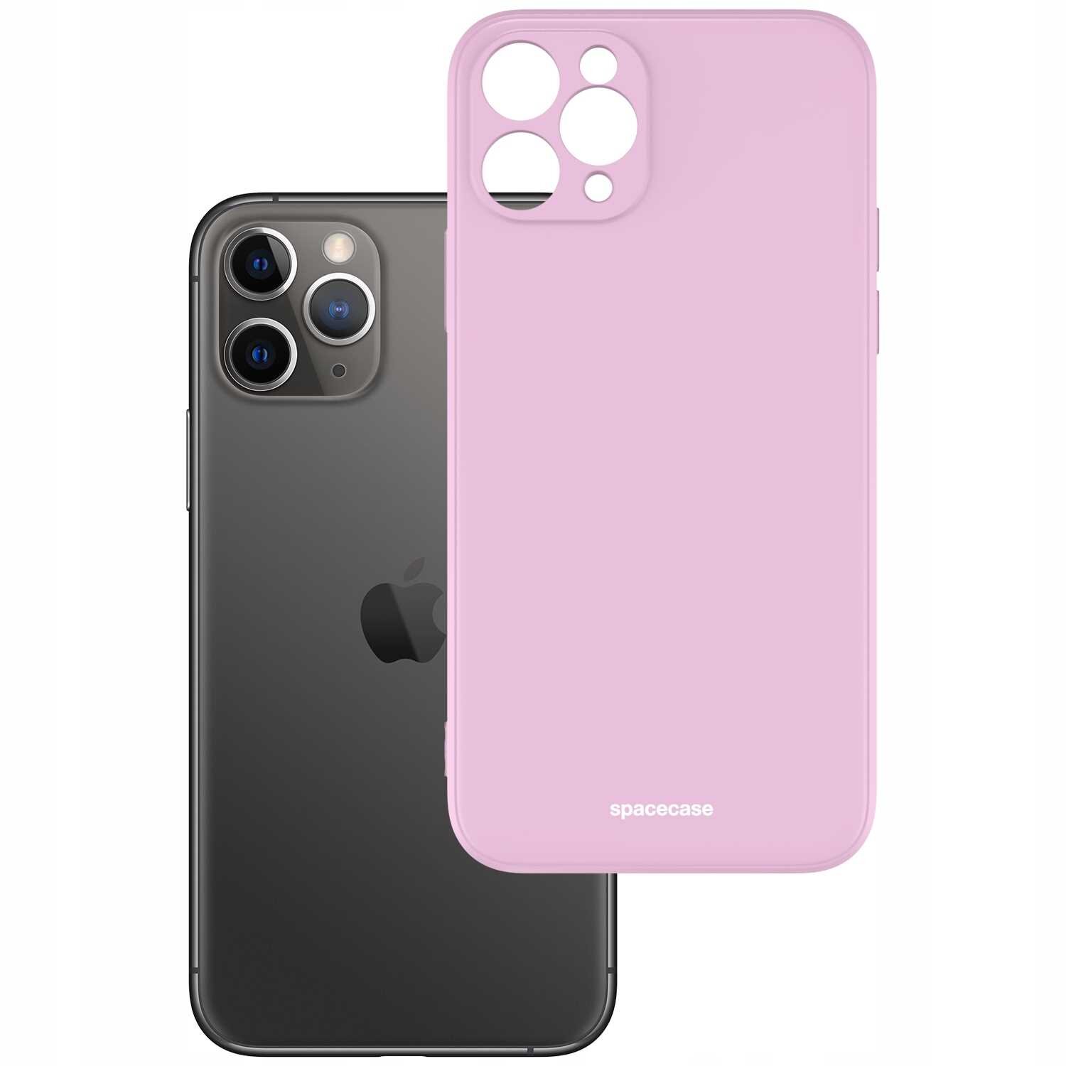 Na obrazie widoczne jest różowe silikonowe etui z wycięciami na aparat, obok czarnego telefonu z logo jabłka. Na etui znajduje się napis \'spacecase\'.