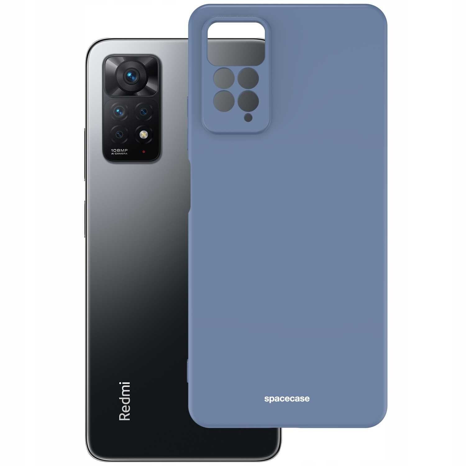 Na obrazie widoczne jest niebieskie silikonowe etui z wycięciami na aparat i logo \'spacecase\'. Obok znajduje się smartfon z widocznym napisem \'Redmi\' i aparatem z kilkoma obiektywami.