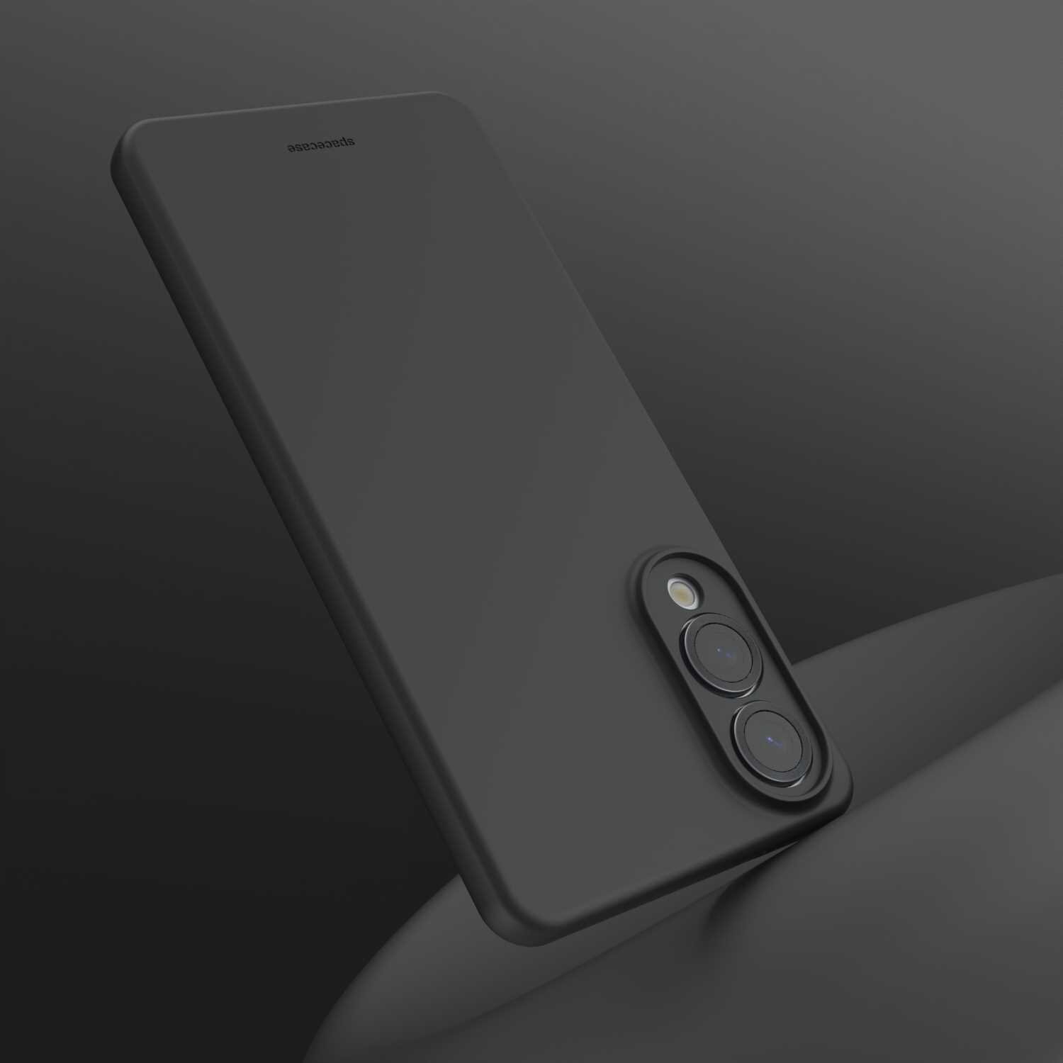 Czarne silikonowe etui na telefon z widocznymi wycięciami na aparat. Na etui znajduje się napis \'spacecase\'.