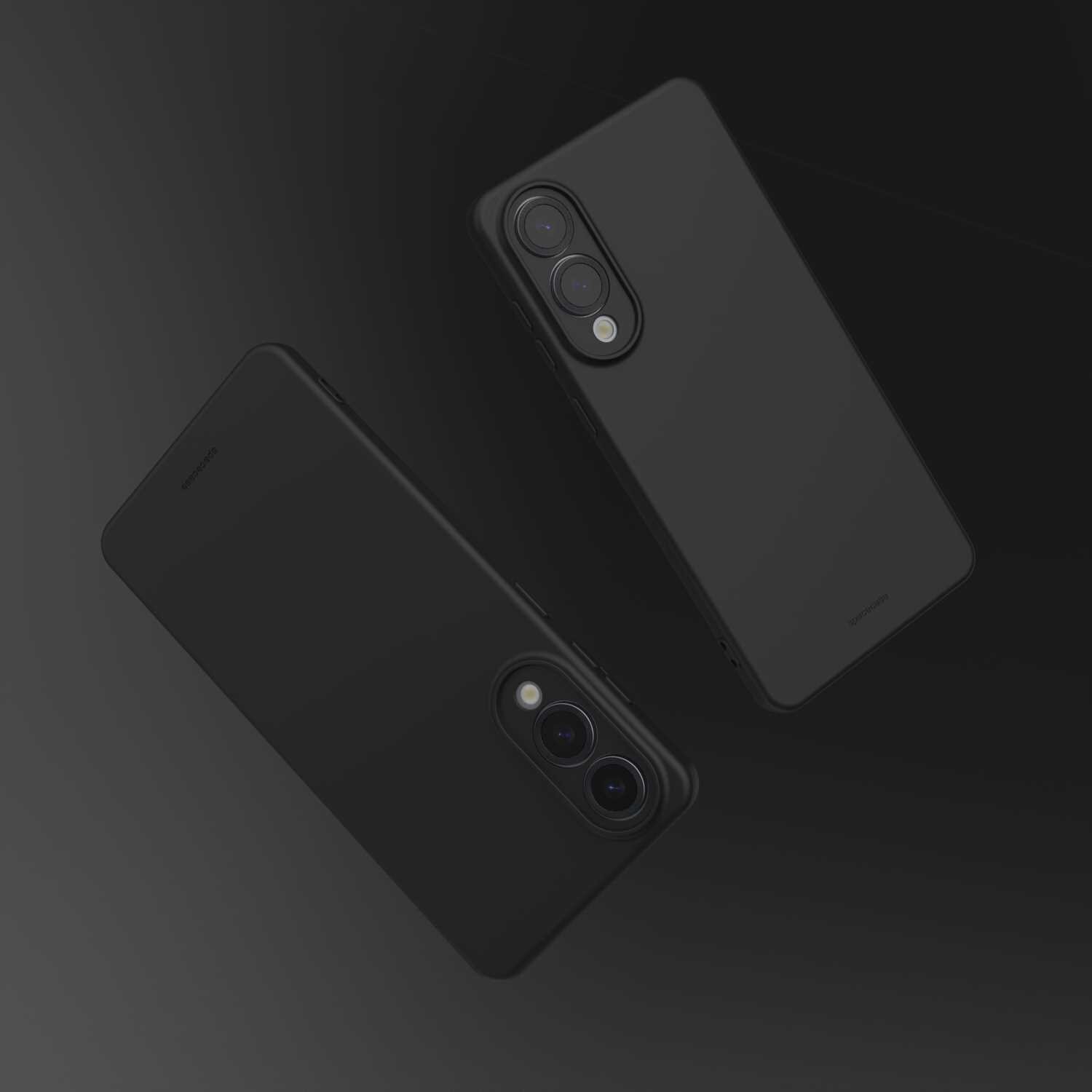 Dwa czarne silikonowe etui na smartfony, z widocznymi wycięciami na aparaty fotograficzne. Na jednym z etui widoczny jest napis \'SPACECASE\'.