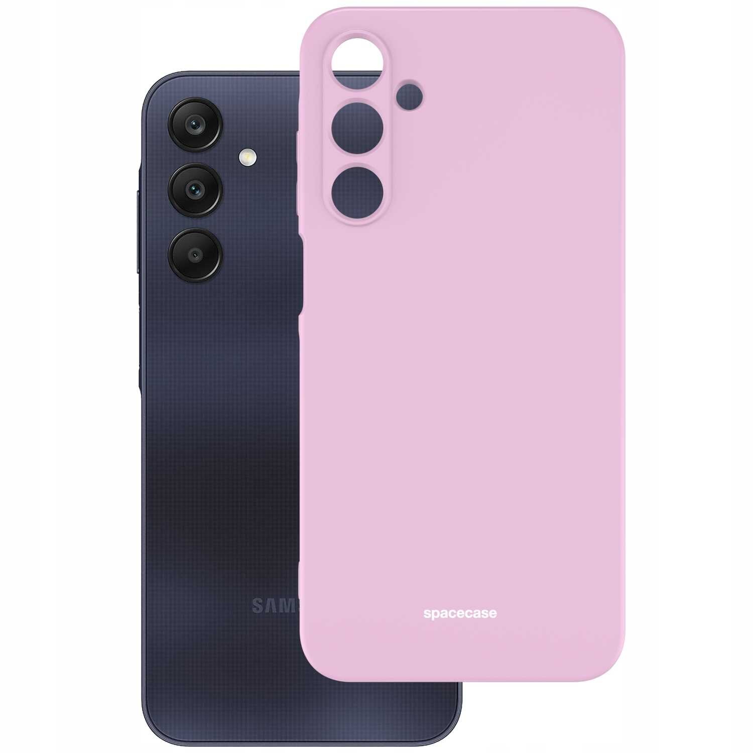 Na obrazie widoczne jest różowe silikonowe etui z trzema otworami na aparaty oraz dodatkowym otworem na lampę błyskową. Obok znajduje się ciemny telefon z trzema obiektywami i lampą błyskową, a na etui widnieje napis \'spacecase\'.